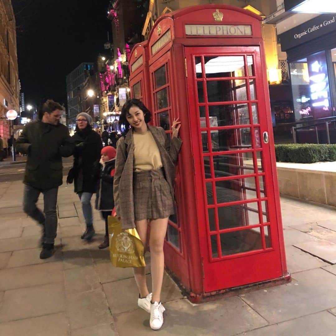 永井志帆のインスタグラム：「友達とイギリスに行ったよの図  時差もあるけど、夜型なのも相まって最近朝の4時くらいまで起きてしまいます👮‍♀️ それでAmazonprimeでよなよなオーシャンズシリーズを見たり東京女子図鑑とかいうちょっと怖くなるドラマを見たり・・・ あとは音楽を聴いたり。音楽を聴くと思考が無になるので、私の場合は特に時間が吹っ飛んでいく笑笑  電車で暇なので謎に関係のない、長文を書きました。笑  あとは今年はちゃんと頑張ります。なんの分野かはわからないけど！  #england #uk#redtelephonebox#darksugars#nationalgallery#platform9¾ #ootd」