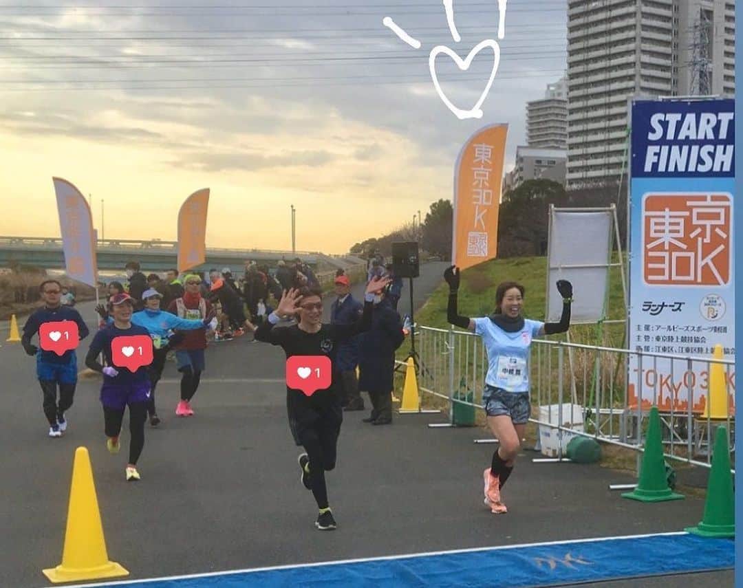中橋舞さんのインスタグラム写真 - (中橋舞Instagram)「.﻿ #東京30k﻿ フルマラソン4時間半ペースのペーサーで走ってきました💨﻿ ﻿ 実は大会のMCばかりを担当して﻿ ﻿ はじめて30kでペーサー🥺﻿ 今日は河川敷の風も少なく 暑すぎず、寒すぎず良いコンディション👍 ﻿ ﻿ 参加の皆さんと走れてとにかく楽しかった❤️﻿ #がんばる人は美しい﻿ 走りながら、応援しながら、一生懸命な姿にこちらがたくさんパワーをもらうね✨﻿ 背中に書いたNEXT チャレンジである次のレースで30kmの練習が実を結びますように🌷﻿ ﻿ 私は...﻿ これから MC漬けで🎤出るレースがないのだよ🥺﻿ ランナーのみなさん頑張ってね🌟﻿ 応援してます📣﻿ ﻿ #ランニング #running ﻿ #腹式呼吸 #声が響いて #ちょっと恥ずかしかった #一瞬やまびこみたいになったのだ #マイクがなくても声がでかい﻿ 4時間半ご一緒させてもらった皆様ありがとうございました❤️」1月25日 15時57分 - mai_nakahashi