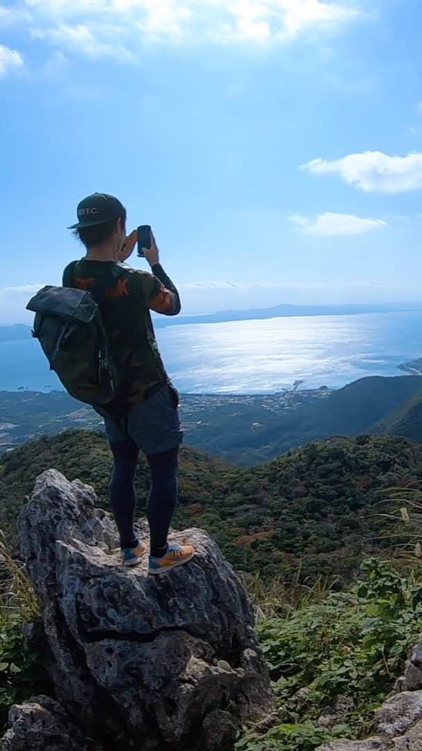 のインスタグラム：「. 険しい道の先には 見た事の無い素晴らしい景色とやり切った充実感  行動を起こすか否か 挑戦するか否か 燃焼しきるか否か  何もせず、足を引っ張るだけの御託を抜かす奴らは放っておいて やりたいと思った事に対して全力で行動！ そして、挑みまくって燃焼し切る！ それでいいでしょ。それがいいでしょ。  にしても 良い景色だったね！ : #沖縄 #沖縄生活 #沖縄移住 #休日の過ごし方  #山好きな人と繋がりたい  #登山好きな人と繋がりたい  #自然が好き #写真撮ってる人と繋がりたい  #自然の恵み  #日本の風景 #日々の記録 #ライフスタイル #アウトドア #クライミング #ソトアソビ #ダレカニミセタイケシキ  #okinawa #okinawalife  #okinawajapan  #lifestyle  #outdoorlife #mountainclimbing  #naturelovers  #naturephotography #photo_jpn  #summervibes #goodvibes #yolo #vlog」