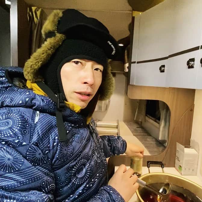田村淳のインスタグラム：「覚えてるでしょうか？ 大晦日の激寒の日… あの日僕たち年越しキャンプを していました⛺️ どうだけ防寒してんだよw  年越し蕎麦もつくりました！ キャンピングカーがあるので なんとか寒さを凌げましたが…  20時以降はキャンピングカーを外に出さなくてはならず…鬼寒い外で少ない食料と焚き火でなんとか生きながらえていました！  そんな過酷な年越しキャンプ YouTubeでご覧ください^_^  #YouTube #ロンブーチャンネル」