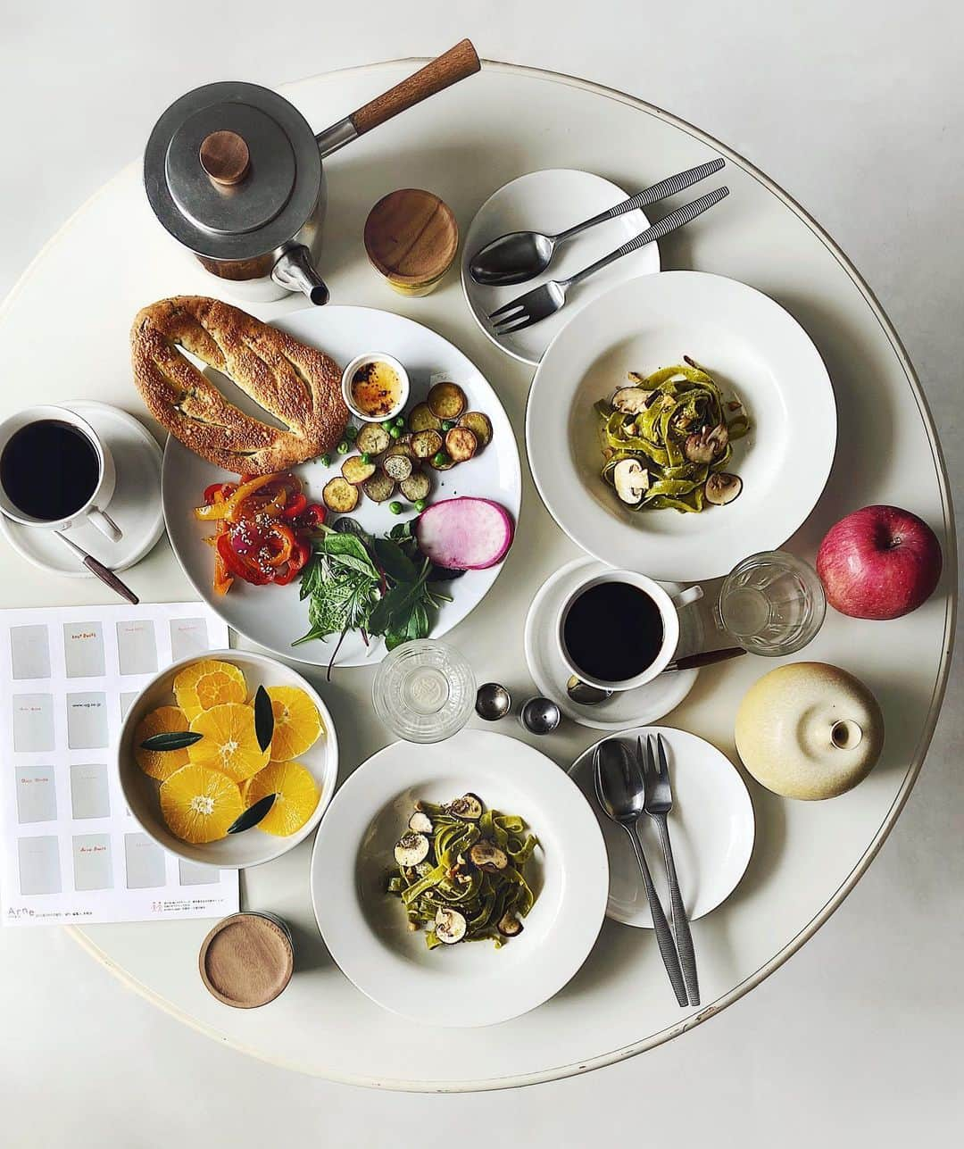 Chinamiさんのインスタグラム写真 - (ChinamiInstagram)「Pasta Alla Genovese for late lunch🍽 #pasta #onthetable #todaysgoodthing #life #lifestyle #livemoremagic #myhappyviews #mylife #livebeautifully #livemore #slowlivingforlife #tablephoto 昔、イタリアンレストランでアルバイトをしていた頃、シェフから教えてもらったジェノベーゼソースレシピ。 あぁ、アルバイトを掛け持ちしながら旅費を貯めていたあの頃が懐かしい。。#パスタ #パスタランチ #tablesetting」1月25日 16時02分 - chinamiphoto