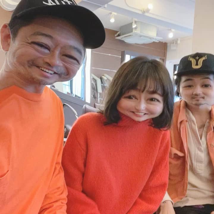 青木大輔のインスタグラム：「今日はオレンジ色の服が多い！ なんでかな〜 ベージュの服も多いな〜 みんな気分がそんな感じなんだろう！ #みんなで同じカラー#オレンジでーす#明るい気持ちになるね！」