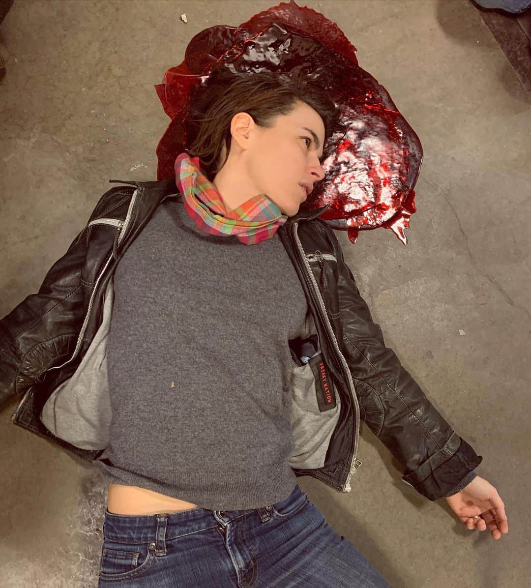 カーキ・キングのインスタグラム：「“Jess take my picture because I’m dead.” When your work wife @visiblemax isn’t here you have to ask your real wife on the set of her tv show.」