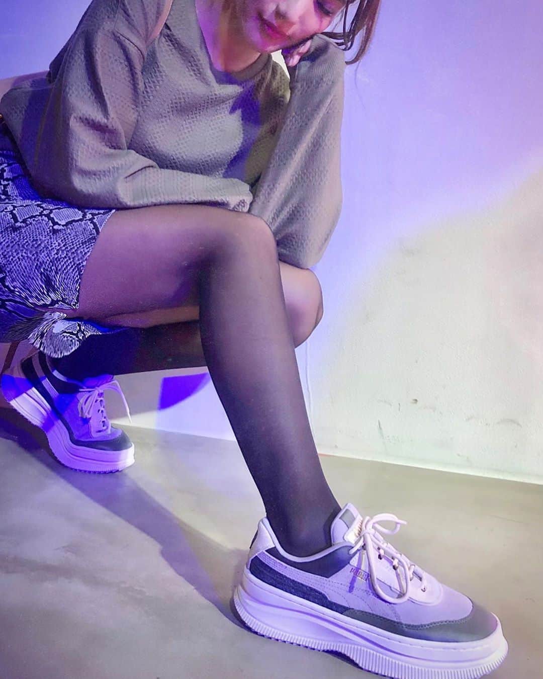のインスタグラム：「#puma のスニーカー  #DEVA 👟﻿ 発売記念イベントへ♪ ﻿ パイソン柄の入ったデザインなんだけど﻿ 今日のコーデはさりげなくパイソン合わせ🐍✨﻿ ﻿ 厚底で可愛い✨﻿ ﻿ #DEVA_razzi﻿ #puma @pumajapan﻿ #スニーカー#プーマ#新作スニーカー#ootd #fashion #厚底スニーカー#shoes #sneaker #receptionparty #本日発売日#pumahousetokyo #PR」