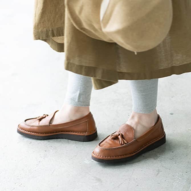 ナチュランさんのインスタグラム写真 - (ナチュランInstagram)「イタリア職人の伝統業にほれぼれ。「Punto Pigro」の洗練シューズ﻿ ﻿ 「大人になると、いい革靴のひとつは持っていたいよね」。﻿ スタッフ同士の何気ない会話から、「いい革靴ってどんな靴？」と改めて考えてみると、いろいろな条件が出てきました。﻿ ﻿ 長く愛用できる上質なレザー、環境に優しい植物タンニン染め、確かな技術に裏打ちされた作りのよさ、軽くて歩きやすい、足にフィットして靴ズレしない、カジュアルにはける……。﻿ そんな革靴を探してたどり着いたのが、「Punto Pigro（プントピグロ）」のレザーシューズでした。﻿ ﻿ ﻿ ﻿ -----------﻿ ■【リンネル別注】歩きやすいレザータッセルローファー[WWW-2K38-1511-A]﻿ リンネルのリクエストによりローファーのソールを登山靴にも使われる耐久性の高いヴィブラム社製ソールに変更し、もっと気軽に、カジュアルにはけるレザーシューズを目指しました。﻿ ﻿ ﻿ -----------﻿ ■【リンネル別注】ニュアンスカラーのサイドカットサンダル[WWW-2K38-1512-A]﻿ 人気のサイドカットサンダルは、リンネル別注カラーのブラウンに。﻿ タッセルローファーと同じく、植物タンニンで丁寧になめしたニュアンスのある色合いが素敵。﻿ アッパーがとても柔らかいので足にぴったりとフィットし、歩きやすさも抜群です。﻿ ﻿ ﻿ ﻿ ------------------------------﻿ ▶️お買いものは写真内のタグをタップしてくださいね。またはプロフィールからもナチュランへリンクしています。→@natulan_official﻿ ﻿ ▶️写真内のタグは、販売中でも消えている場合がございます。ぜひ、ナチュランの検索窓から、商品コード又は商品名を、検索してみてくださいね。﻿ ﻿ ▶️プロフィール画面では、季節のおすすめ商品や、再入荷情報をご紹介しています。ぜひ、ご覧くださいませ。→@natulan_official﻿ ﻿ -----------﻿ #lifewear #fashion #今日のコーデ #コーディネート #ファッション #ナチュラル #ナチュラン #natulan #日々の暮らし #暮らしを楽しむ #シンプルライフ #シンプルコーデ #大人女子 #大人コーデ #ナチュラルコーデ #シューズ #リンネル #別注 #ハンドメイド #革靴 #natulan_official #PuntoPigro #プントピグロ #タッセル #ローファー」1月25日 7時58分 - natulan_official
