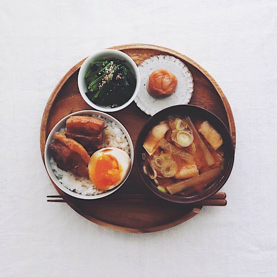 樋口正樹さんのインスタグラム写真 - (樋口正樹Instagram)「Today's breakfast . 今朝の朝ごはんは 豚角煮と味玉のせ、 ほうれん草お浸し、 大根味噌汁、梅干。 . . #朝ごはん #豚の角煮 #角煮ご飯 #角煮ごはん #japanesebreakfast」1月25日 8時03分 - higuccini