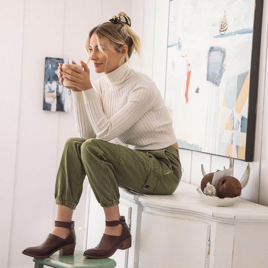 ブリアナ・ホリーのインスタグラム：「coffee and records, favorite morning routine  @beccabatistaphoto」