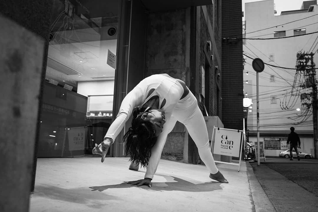 大下瞳美さんのインスタグラム写真 - (大下瞳美Instagram)「私たちは得ることで生計を立て、 与えることで生きがいをつくる。  ウィンストン・チャーチル  先生業というのはまさに言葉のままですね。  でも言葉にはいかように捉えることができ悪にも神にもなります。  いい事だと思った事も伝わらなければ人は傷つき、仲も悪くなるかもしれません。  言葉の端々に想いが伝わる人からは賞賛の声を浴びるでしょう。  結局のところ先生が偉いんだと思っている人、傲慢な態度で、生徒達に向き合う人もいるでしょう。  私達は食物連鎖の中に生きています。 誰かが笑えば誰かは泣いています。  私達ヨガの先生が出来ること。  人に生きるパワーを与えること  自分の足で立ち、自分で考え行動することのできる人間に成長させる事。  私達はそれを生徒達に返すべきだと私は思います。  何故なら1番生きる力をいただいているのは私達先生です。  だから先生達はどうぞ自分の足で立ち見いだせる力をヨガから社会から人から学んで下さい。  そんな人生を教えてくれるパートナーと巡り会えたとしたらなんて最悪で、最高な事なのでしょう。  #thaiyoga #yoga#yogateachers #yogalife#lifestyle#yogainspiration #insideflow #insideflowyoga #teach#tokyojapan#hiroshimajapan#lovelife #ヨガ好きな人と繋がりたい #ヨガ#ヨガスタジオ#広島#タイ#インサイドフロー#インサイドフローヨガ#インサイドフローヨガ広島#ヨガジョ#ヨガ旅#ライフスタイルアドバイザー#ヨガ動画」1月25日 8時24分 - hitomiooshita