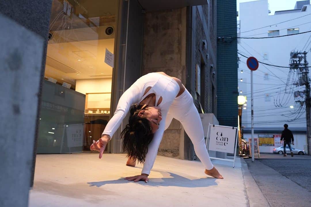 大下瞳美さんのインスタグラム写真 - (大下瞳美Instagram)「私たちは得ることで生計を立て、 与えることで生きがいをつくる。  ウィンストン・チャーチル  先生業というのはまさに言葉のままですね。  でも言葉にはいかように捉えることができ悪にも神にもなります。  いい事だと思った事も伝わらなければ人は傷つき、仲も悪くなるかもしれません。  言葉の端々に想いが伝わる人からは賞賛の声を浴びるでしょう。  結局のところ先生が偉いんだと思っている人、傲慢な態度で、生徒達に向き合う人もいるでしょう。  私達は食物連鎖の中に生きています。 誰かが笑えば誰かは泣いています。  私達ヨガの先生が出来ること。  人に生きるパワーを与えること  自分の足で立ち、自分で考え行動することのできる人間に成長させる事。  私達はそれを生徒達に返すべきだと私は思います。  何故なら1番生きる力をいただいているのは私達先生です。  だから先生達はどうぞ自分の足で立ち見いだせる力をヨガから社会から人から学んで下さい。  そんな人生を教えてくれるパートナーと巡り会えたとしたらなんて最悪で、最高な事なのでしょう。  #thaiyoga #yoga#yogateachers #yogalife#lifestyle#yogainspiration #insideflow #insideflowyoga #teach#tokyojapan#hiroshimajapan#lovelife #ヨガ好きな人と繋がりたい #ヨガ#ヨガスタジオ#広島#タイ#インサイドフロー#インサイドフローヨガ#インサイドフローヨガ広島#ヨガジョ#ヨガ旅#ライフスタイルアドバイザー#ヨガ動画」1月25日 8時24分 - hitomiooshita
