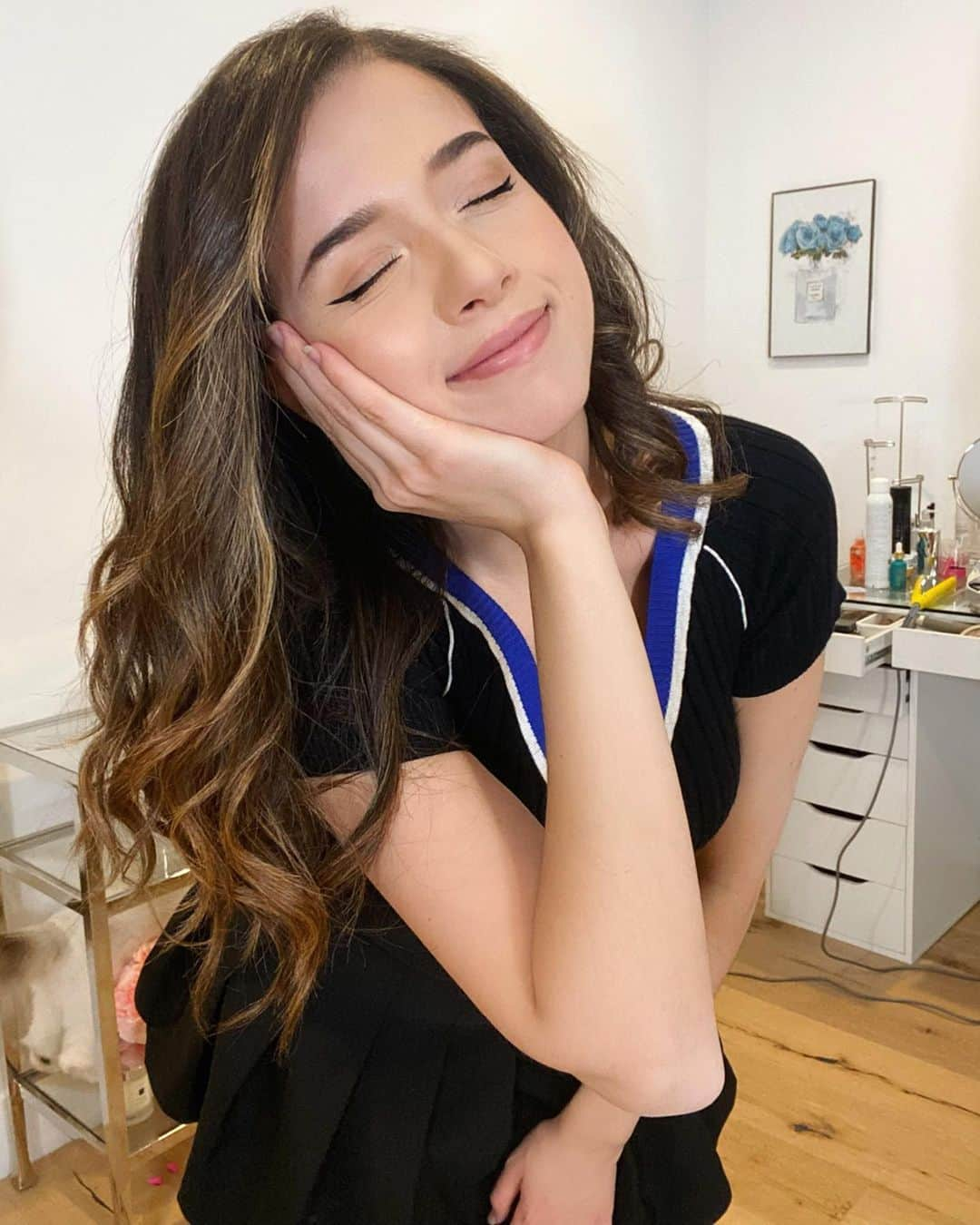 Pokimaneさんのインスタグラム写真 - (PokimaneInstagram)「can i get an uwu 🥰」1月25日 8時27分 - pokimanelol