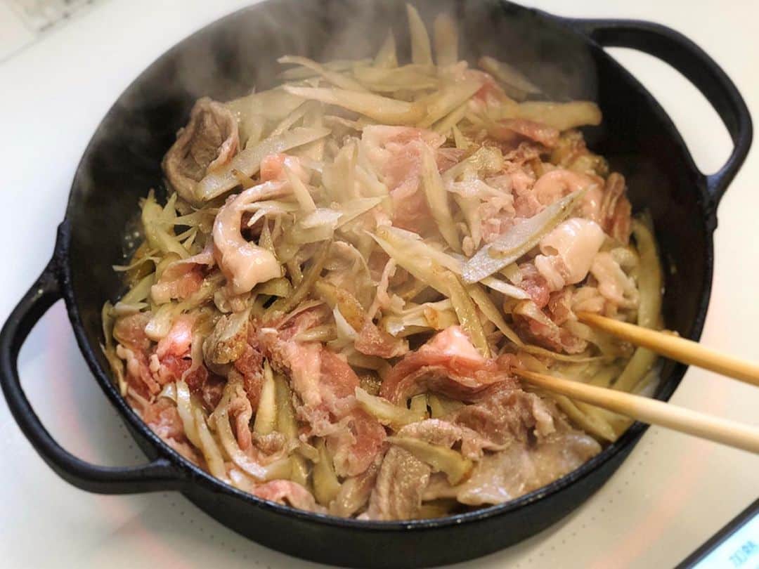 Mizuki【料理ブロガー・簡単レシピ】さんのインスタグラム写真 - (Mizuki【料理ブロガー・簡単レシピ】Instagram)「・﻿ 【レシピ】ーーーーーー﻿ ♡ごはんがすすむ♡﻿ 豚肉とごぼうの柳川風﻿ ーーーーーーーーーーー﻿ ﻿ ﻿ おはようございます(*^^*)﻿ ﻿ 今日ご紹介させていただくのは﻿ ［豚肉とごぼうの柳川風］♩﻿ お手軽な豚こまとごぼうをさっと煮て﻿ ふんわり卵でとじました♡﻿ お出汁は甘辛いしっかり味で﻿ ごはんにもお酒にも合いますよ〜！﻿ ﻿ 小さめのフライパンやお鍋で作ると﻿ そのまま食卓にも出せます♩﻿ とっても簡単にできるので﻿ よかったらお試し下さいね(*´艸`)﻿ ﻿ ﻿ ーーーーーーーーーーーーーーーーーー﻿ 【2人分】﻿ 豚こま切れ肉...200g﻿ ごぼう...小1本(100g)﻿ 卵...2個﻿ ごま油...小2﻿ ●水...200ml﻿ ●和風だし...小1/2﻿ ●醤油...大2.5﻿ ●砂糖...大2﻿ ●酒...大1﻿ (あれば)三つ葉...適量﻿ ﻿ 1.ごぼうは皮をこそげてささがきにし、3分水に晒して水気を切る。卵は溶きほぐしておく。﻿ 2.鍋にごま油を入れて中火で熱し、豚肉とごぼうを炒める。豚肉の色が変わったら●を加えて5分煮る。﻿ 3.溶き卵を回し入れ、半熟になったら火を止め、三つ葉をトッピングする。﻿ ーーーーーーーーーーーーーーーーーー﻿ ﻿ ﻿ 《ポイント》﻿ ♦︎ごはんがすすむしっかり味です♩﻿ ♦︎豚こまの代わりに牛こまで作っても♩﻿ ﻿ ﻿ ﻿ ＿＿＿＿＿＿＿＿＿＿＿＿＿＿＿＿＿﻿ ＿＿＿＿＿＿＿＿＿＿＿＿＿＿＿＿＿﻿ 🎀新刊発売中🎀﻿ 【#ホットケーキミックスのお菓子 】﻿ ﻿ 今回は一冊まるっとホケミスイーツ♩﻿ 普段のおやつから﻿ 特別な日にも使えるレシピを﻿ この一冊に詰め込みました(*^^*)﻿ ホットケーキミックスを使えば﻿ 簡単に本格的なお菓子が作れますよ♡﻿ バレンタインにもご活用下さいませ♩﻿ ﻿ 🔹ハイライトにリンクあります♩🔹﻿ ＿＿＿＿＿＿＿＿＿＿＿＿＿＿＿＿＿﻿ ＿＿＿＿＿＿＿＿＿＿＿＿＿＿＿＿＿﻿ ﻿ ﻿ ﻿ 【お知らせ】﻿ ストーリーズでは一日数回﻿ 別レシピをご紹介しております(*^^*)﻿ ＊コメントは最新の投稿に下さいますよう﻿ お願い致しますm(_ _)m﻿ ﻿ ﻿ ﻿ #ブログ更新しました﻿ ブログはプロフ画面のリンクよりご覧下さい↓﻿ @mizuki_31cafe﻿ 【Mizuki公式ラインブログ】﻿ https://lineblog.me/mizuki_official/﻿ ﻿ ﻿ ﻿ ﻿ #豚肉#豚こま#ごぼう#卵とじ#卵#柳川風﻿ #Mizuki#簡単レシピ#時短レシピ#節約レシピ#料理#レシピ#フーディーテーブル#おうちごはん#おうちカフェ#デリスタグラマー#料理好きな人と繋がりたい#料理ブロガー#おうちごはんlover#器#マカロニメイト#ブログ﻿ #foodpic#follow#cooking#recipe#lin_stagrammer#豚肉とごぼうの柳川風m」1月25日 8時28分 - mizuki_31cafe
