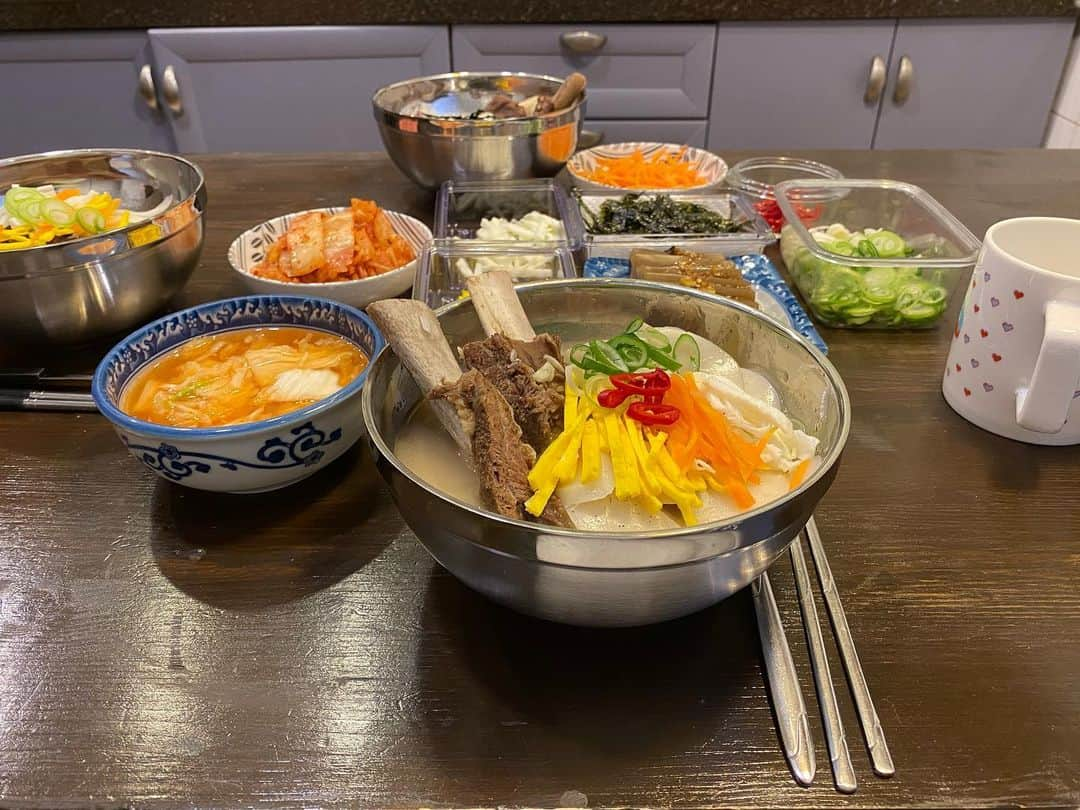 キム・ジスクさんのインスタグラム写真 - (キム・ジスクInstagram)「수원 왕갈비 떡국!!! 아빠 최고!!👍🏻 . #아이디어뱅크 #울아빵 #수원은갈비지잉 #엄청난맛에 #진짜다먹음요ㅋㅋ #5살은먹은듯🤭 #모두모두 #연휴잘보내시고 #새해복많이많이받으세요♥️」1月25日 8時29分 - jisook718