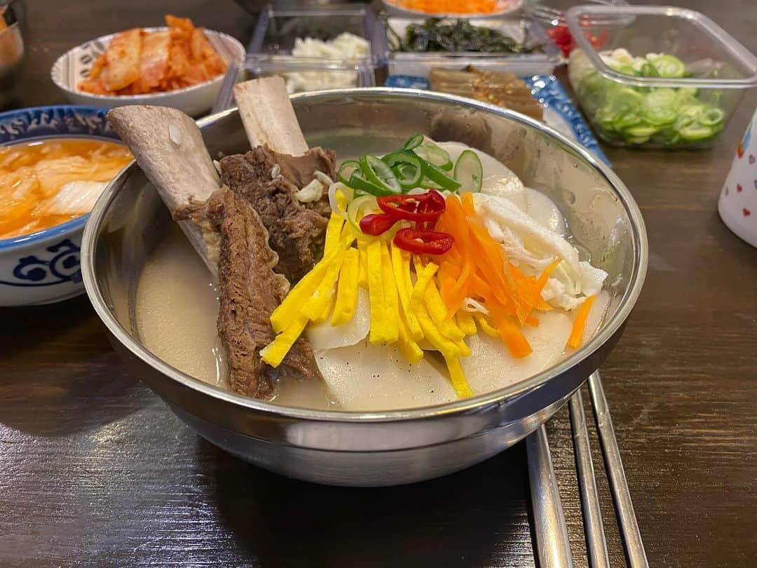 キム・ジスクさんのインスタグラム写真 - (キム・ジスクInstagram)「수원 왕갈비 떡국!!! 아빠 최고!!👍🏻 . #아이디어뱅크 #울아빵 #수원은갈비지잉 #엄청난맛에 #진짜다먹음요ㅋㅋ #5살은먹은듯🤭 #모두모두 #연휴잘보내시고 #새해복많이많이받으세요♥️」1月25日 8時29分 - jisook718