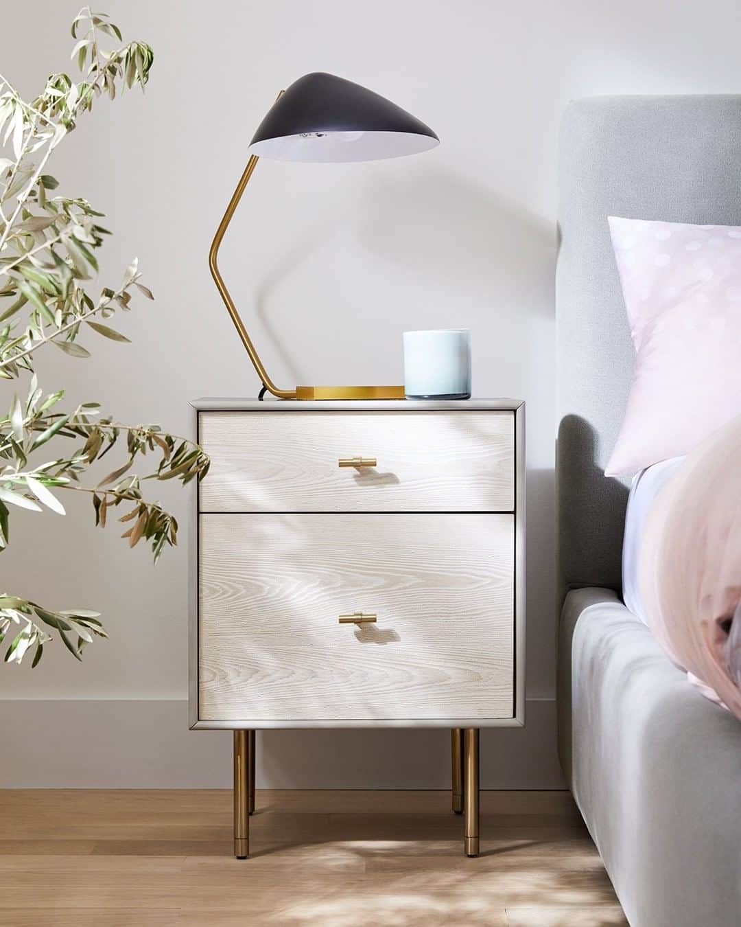 west elmさんのインスタグラム写真 - (west elmInstagram)「Good mornings start here 👋✨Our Modernist Wood & Lacquer Nightstand is sustainably sourced and @fairtradecertified! #FairTradeFriday #FairTrade #nightstand」1月25日 8時40分 - westelm
