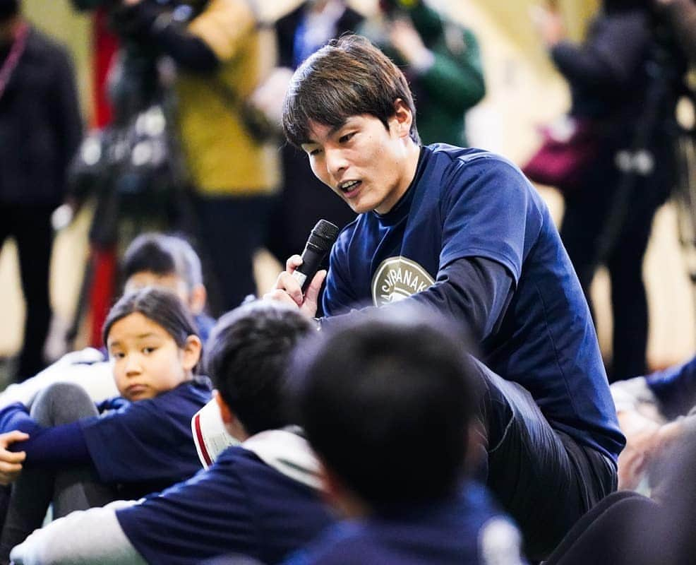 聖澤諒さんのインスタグラム写真 - (聖澤諒Instagram)「昨日はヤンキースの田中選手、楽天の則本選手、辛島選手、釜田選手、松井選手の小学校訪問のMCをさせてもらいました👌  子供達と体を動かしたり、ボール遊びをしたり、質問コーナーしたり、選手は汗だくで楽しんでました😄  子供の選手が入った来たときのキラキラした目は美しかったな～😆🌠🌠🌠 きっとこの先もずっと記憶に残るイベントになったはずです🎵  今年もヤンキース田中選手‼️ そしてイーグルスを全力で応援していきましょう‼️ #楽天イーグルス #rakuteneagles #ヤンキース #田中将大 #則本昂大  #辛島航 #釜田佳直  #松井裕樹」1月25日 8時56分 - ryo_hijirisawa23