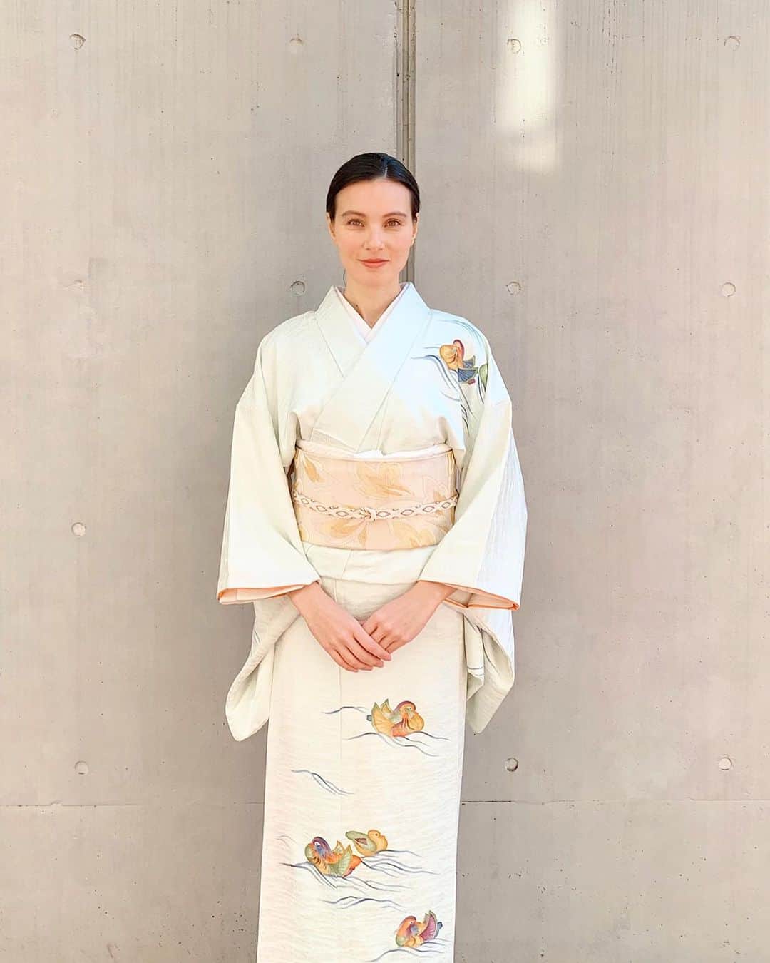 田沢美亜のインスタグラム：「投稿を間違えて消去してしまいました😣 すみません… コメントを頂いた皆さまお返事できておらず、　ごめんなさい。  今日は旧暦で新年、改めて明けましておめでとうございます🎍 ✴︎ ✴︎ ✴︎ 今年の初釜は 鴛鴦(オシドリ)の愛らしい訪問着でお出掛け。  私のダイビング・メイト、マダムFUMIKO様から譲り受けたもの。 お嬢様の七五三の時にお仕立てした思い出のお着物だそうです。三十数年箪笥に眠っていたお着物をこの度は私の身近な方達にお披露目することができました。  #初釜　#茶道　#着物でお出かけ #お稽古　#着物　#訪問着　#鴛鴦 #おばあちゃんの帯　#tokyolife #mia_no_wa_kokoro」