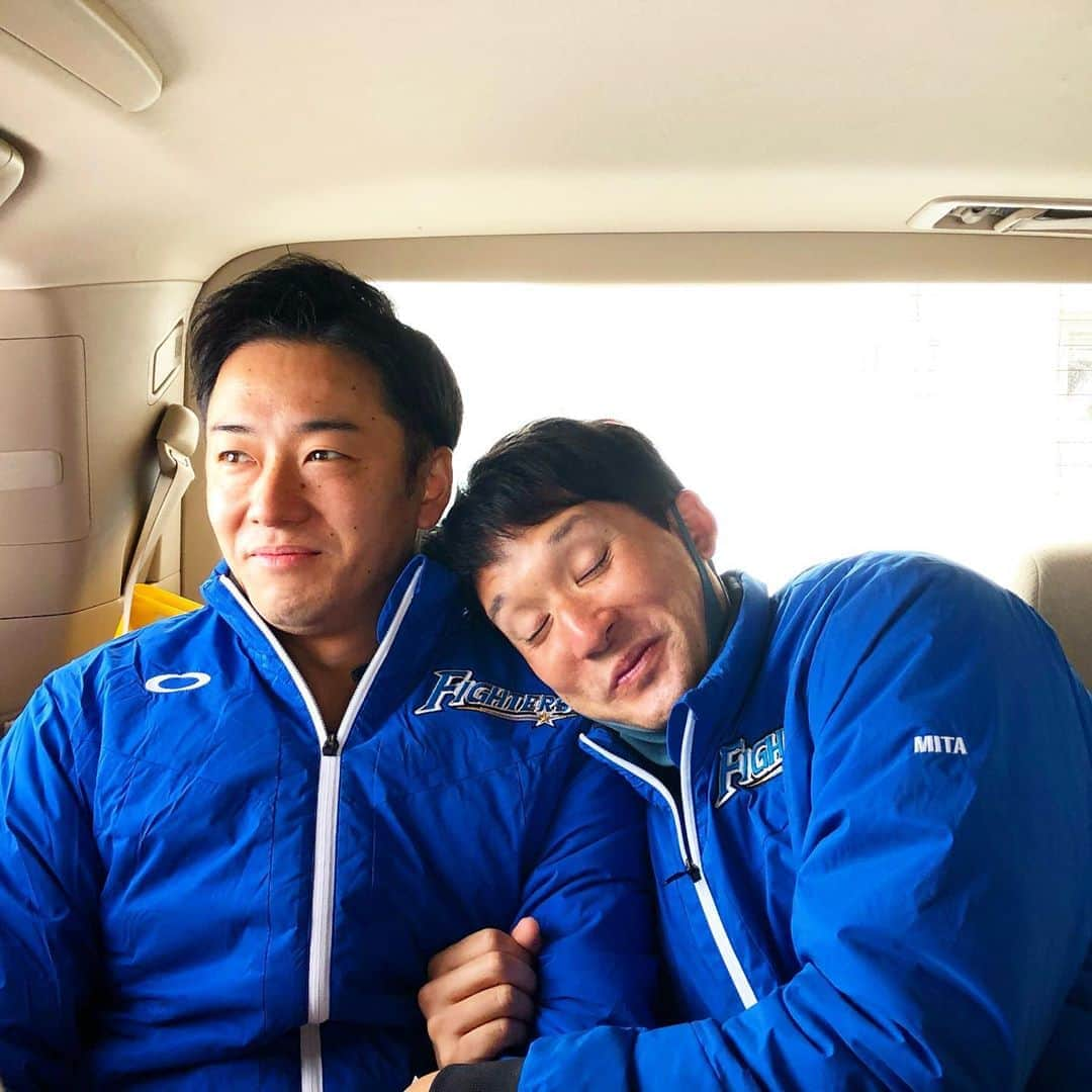 田中大貴さんのインスタグラム写真 - (田中大貴Instagram)「早朝から仲良し？！のお二人さん。 「けんし、距離が近い！」斎藤談  #北海道日本ハムファイターズ #斎藤佑樹 #杉谷拳士  #北海道 #厚真町  #社会貢献活動」1月25日 9時13分 - daiki.tanaka_1980