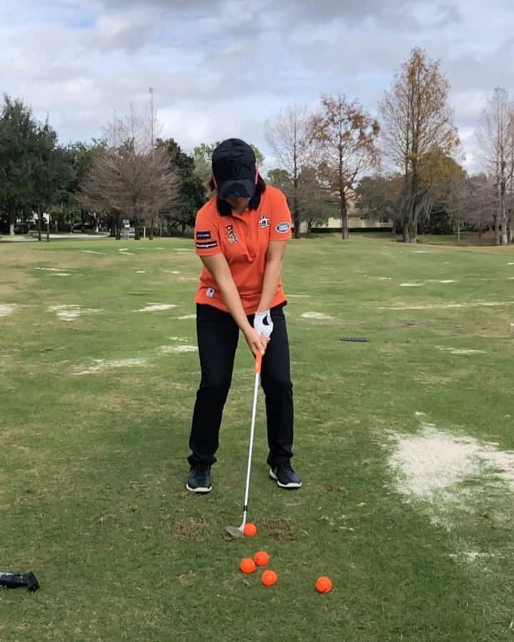 宮里美香のインスタグラム：「*** 30yard 高めのアプローチ練習⛳️ クラブは57度のウェッジです！ . . #golf #practice #titleist #vokeywedges  #ゴルフ #アプローチ #ゴルフスイング #練習 #30ヤード #スロー動画 #フロリダ合宿」