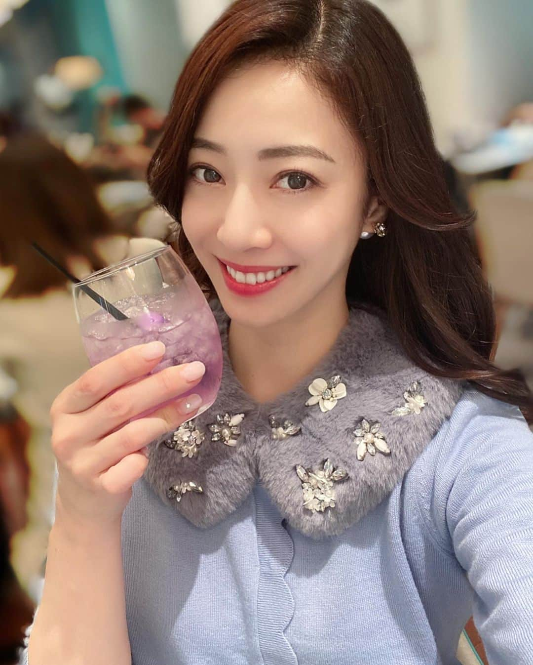 白田久子さんのインスタグラム写真 - (白田久子Instagram)「💜💙💙💜 久しぶりのアフタヌーンティー☕️ ブルーの店内に合わせてお洋服は、襟元のファー＆ビジューがとっても可愛いカーディガンを着たよ💙 @chesty_official の物です。 #東京カンパネラカフェ  #アフタヌーンティー #afternoontea  #ブルーレモネード #子連れOK #年子ママ」1月25日 9時35分 - hisako_shirata