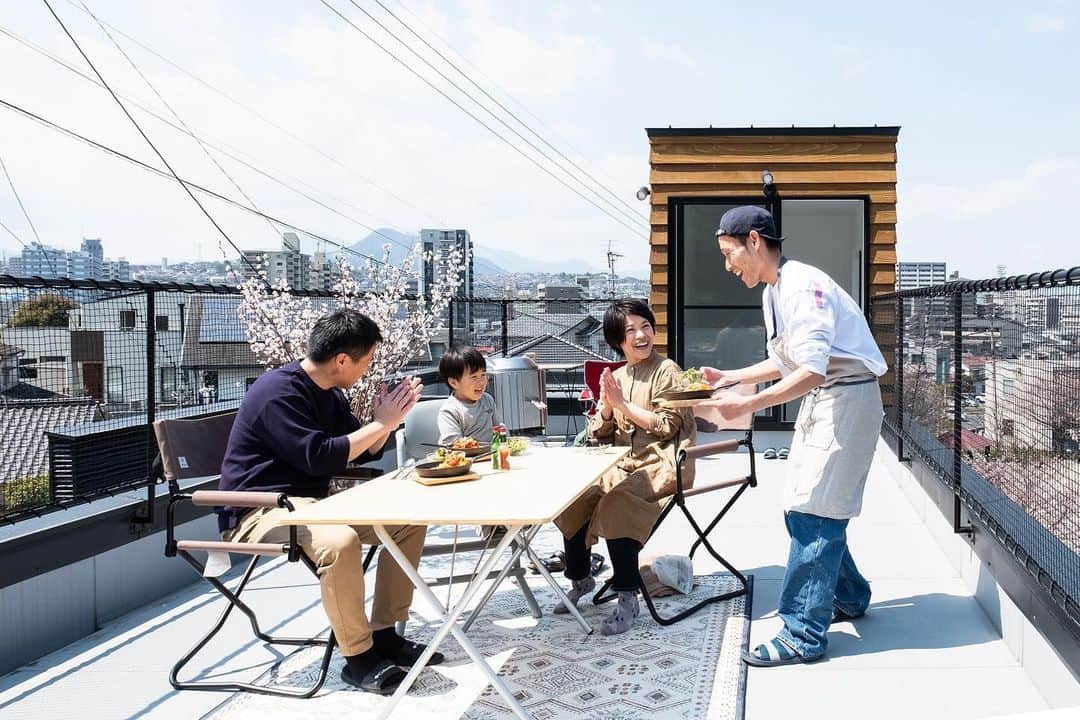ソラマド香川のインスタグラム：「お天気のいい休日は外ごはんを満喫。 BBQをしたり、日向ぼっこをしたり さまざまな暮らし方が楽しめます。 ・ ・ --------------------------------------- ‐‐　★「ソラマドの家」資料請求はこちら ・ → @request.soramadokagawa ・ ‐‐　★もっと施工事例を見たい方はこちら ・ → @soramado_kagawa --------------------------------------- ・ ・ #ソラマド香川 ・ #ウッドデッキ#バルコニー#自然素材#無垢床#マイホーム#新築#自由設計#シンプルな暮らし#自然光#暮らしを楽しむ#空間デザイン#soramado#ソラマド#家づくり#中庭のある家#カフェスタイル#自然素材#漆喰#自然素材の家#コートハウス#空#ウッドデッキ#注文住宅#中庭#おしゃれな家#ソラマドキッチン#設計事務所#センコー産業」