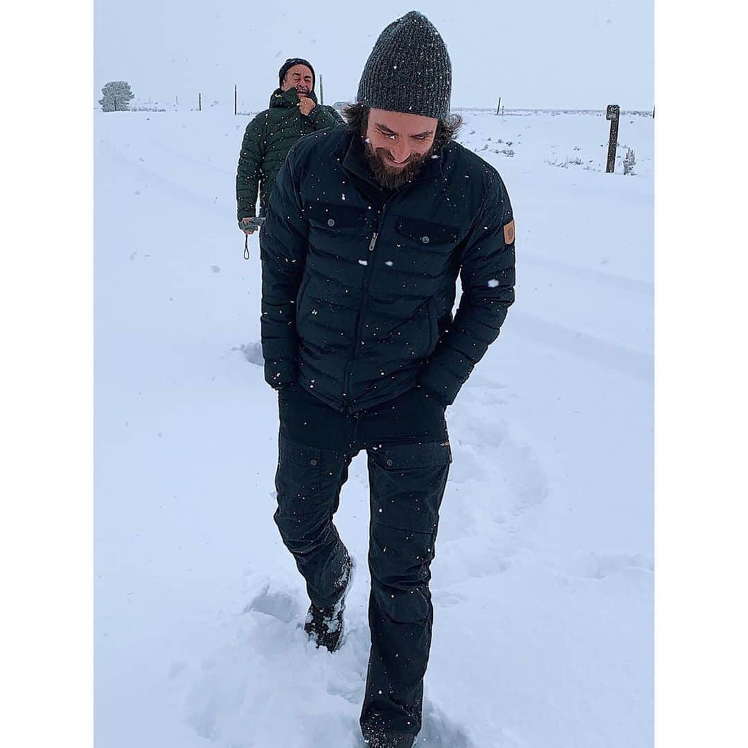 ナタリア・コルドバ・バックリーのインスタグラム：「Pense... “que buena foto tome del Brian”... Y después vi en zoom a mi padre detrás estrangulándose con la chamarra. I thought .... “What a great picture of Brian”... and then I zoomed into my dad strangling himself with his jacket...」