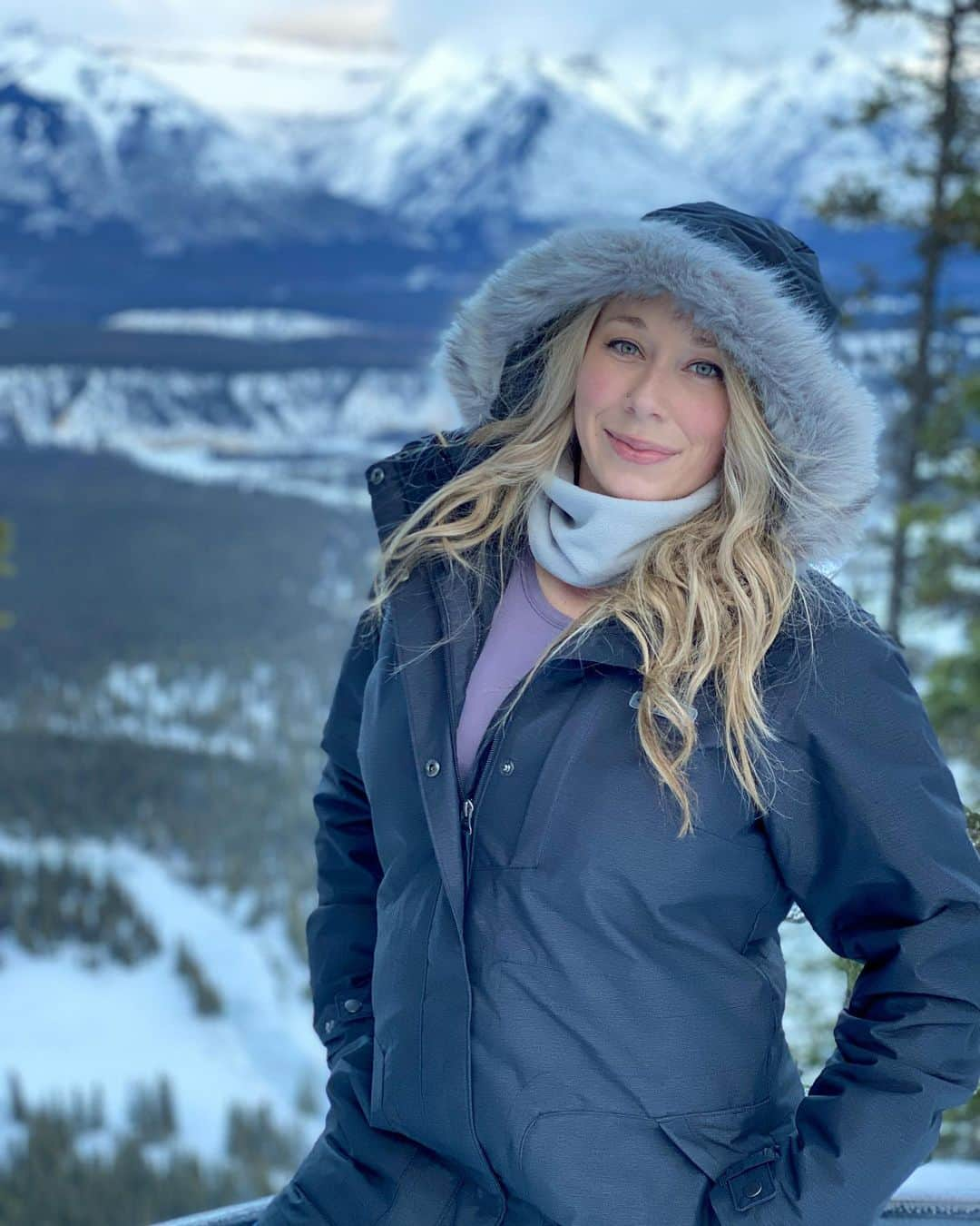 クリスティン・ポープさんのインスタグラム写真 - (クリスティン・ポープInstagram)「Not sure if I’m more impressed by the magic of this place or the fact that I finished a 2 mile hike in the Canadian Rockies with a steep incline at 20 wks preggers today. Can’t wait to tell my girl about this one later hahaha. We haven’t been spending so much time on the stairmaster for nothing! Started snowing at the top; amazing experience and worth every step to see this view!! SO HAPPY to be in Banff!! 🇨🇦❄️ #winterwonderland #banff #banffcanada」1月25日 9時42分 - kris10pope