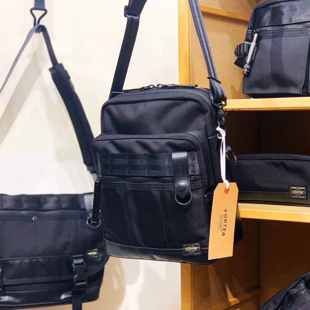 のインスタグラム：「『PORTER STAND SHINAGAWA STATION』  おはようございます。 本日は、ご好評をいただいている「ポーター ヒート」シリーズよりショルダーバッグをご紹介いたします。防弾チョッキなどに使われるバリスターナイロンをメイン素材に、耐水性に優れたターポリンを組み合わせたシリーズ。本体に付属したヌメ革の着脱式キーホルダーとPORTERの刻印入りマグライトがデザインアクセントとなっています。本日ご紹介するショルダーバッグは、多くのポケットがあり、携帯電話やお財布などの小物を分けて収納することが可能。普段使いはもちろん、旅行先での使用にもおすすめのアイテムです。 是非店頭でお手にとってご覧ください。  ポーター ヒート ショルダーバッグ ￥24,000(税別)  #yoshidakaban #porter #吉田カバン #ポーター #luggagelabel #porteryoshida #porterflagshipstore #kurachikabyporter #potr #porterseoul #madeinjapan #japan #porterstand #shinagawa #tokyo #station #kyoto #heat #ballisticnylon #shoulderbag #tip」