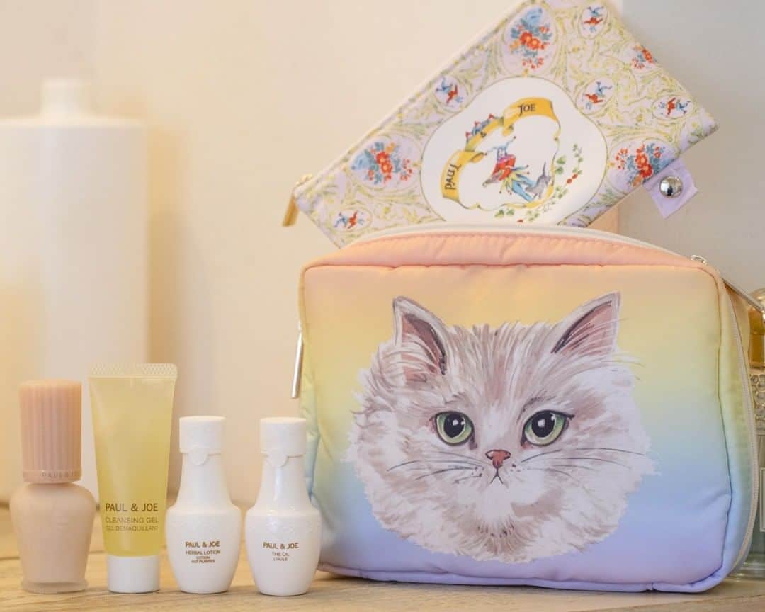 PAUL & JOE BEAUTEさんのインスタグラム写真 - (PAUL & JOE BEAUTEInstagram)「・﻿ Our first mini-sized set featuring the beloved Moisturizing Foundation Primer S♡﻿ Paired with our three-step skincare, this set is perfect for travel☆﻿ Not to mention the coveted cat-design deluxe pouch, containing another removable pouch on the inside.﻿ This is one you’ll definitely want to take with you wherever you go♡﻿ ﻿ ■PAUL & JOE TRAVEL KIT﻿ Available from 2/1(Sat)﻿ *Check your local markets for availability*﻿ ﻿ #PaulandJoe #paulandjoebeaute #ポールアンドジョー #spring #cosmetics #globetrotter #limited #primer #skincare #cat #catofinstagram #nice #good #beautiful #beauty #instagood #新作コスメ #美容 #コスメ #化粧品 #デパコス #春コスメ #限定コスメ #キット #猫 #ネコ」1月25日 10時00分 - paulandjoe_beaute