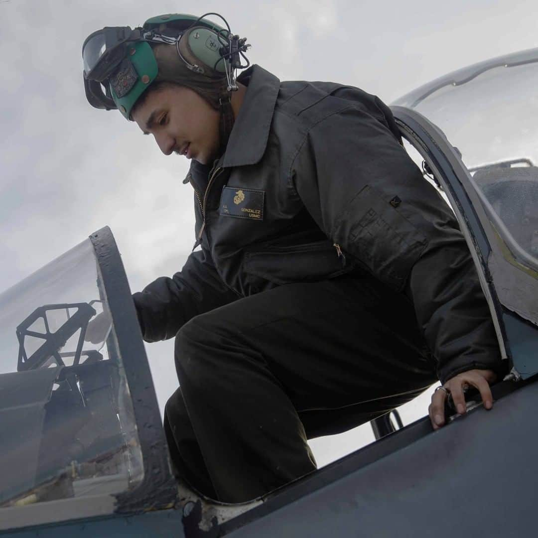 アメリカ海兵隊さんのインスタグラム写真 - (アメリカ海兵隊Instagram)「Airplane Mode  Cpl. Adam Gonzalez climbs into the cockpit of an AV-8B Harrier II during cold air support training at Naval Air Station Fallon, Nevada. The training better prepared Marine Attack Squadron 231 for colder climates while maintaining their combat efficiency. (U.S. Marine Corps photo by Lance Cpl. Steven Walls)  #Military #USMC #Marines #Harrier #Cockpit @USNavy」1月25日 10時00分 - marines