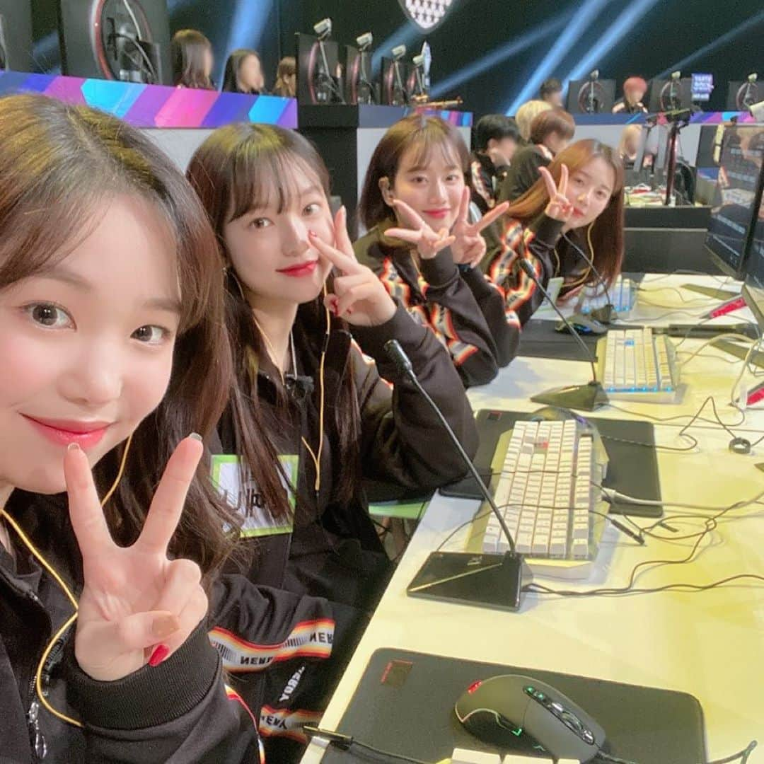 Aprilさんのインスタグラム写真 - (AprilInstagram)「[#APRIL] 설날 아침을 깨우는 에이프릴💗 울 프릴이들은 이미 얼굴이 금메달🏅🏅 오늘 아육대는 잠시 후 오전 10시 40분에 방송됩니다🙌 . #에이프릴 #MBC #아이돌스타선수권대회 #아육대」1月25日 10時11分 - official.april