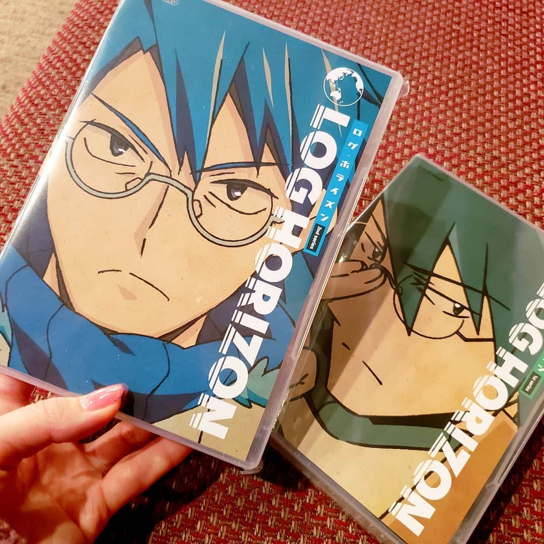 葉山いくみのインスタグラム：「「ログ・ホライズン」第1期、第2期のBlu-ray BOX コンパクトエディションが発売されたよー！ 私も現場で頂いちゃいました😊💕 とてもお買い求めしやすいお値段でびっくり！！ 皆これを見て10月の放送に備えるのだ～(σ･ω･)σ💿✨ #loghorizon」