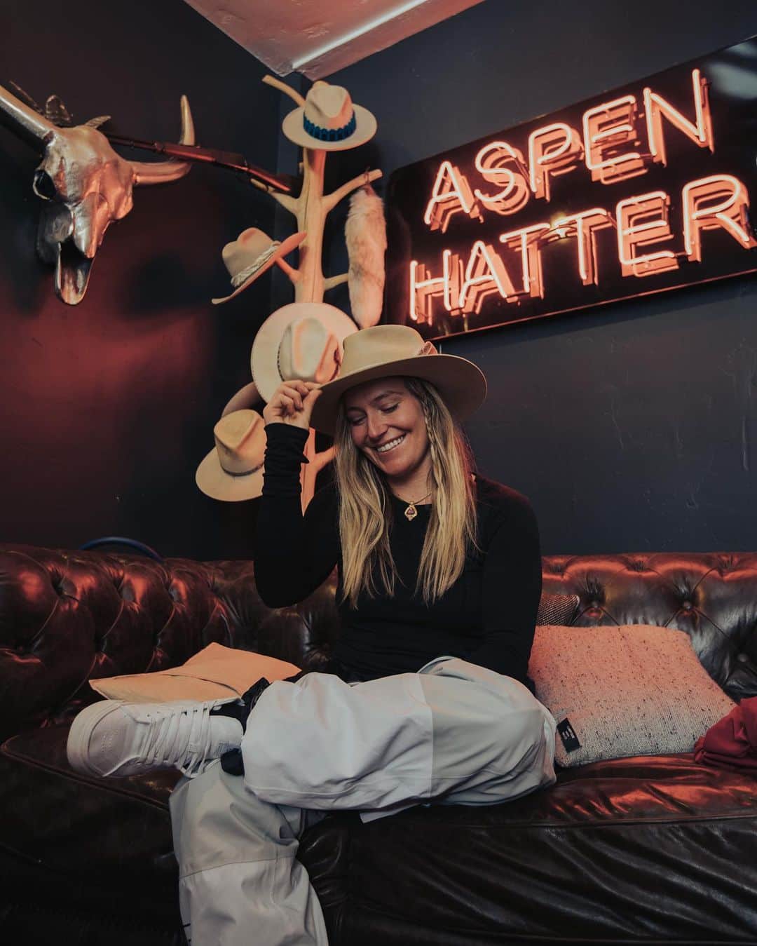 ジェイミー・アンダーソンのインスタグラム：「✨GIVEAWAY! 🙌 To celebrate @xgames Aspen, I've teamed up with @aspen_hatter hatter to gift someone an amazing custom hat 🙌  To Enter: 1. Must be following both @jamieanderson and @aspen_hatter 2. Like this photo  3. Comment and tag a friend who would also love a custom topper!  Giveaway ends Sunday 1/26/20 at midnight 💙💙💙」