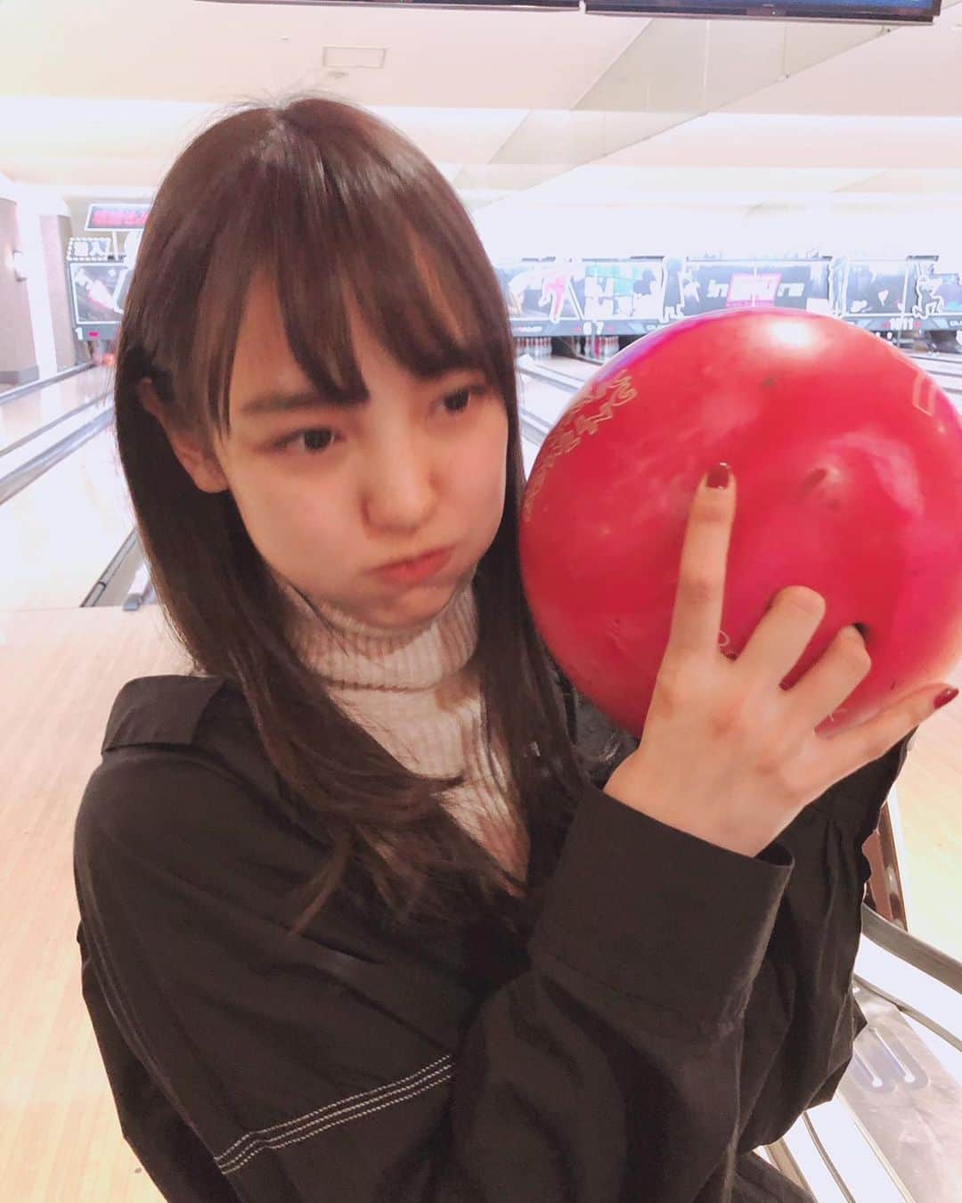 飯窪春菜のインスタグラム：「🎳🥴🎳 ・ ・ 酔いどれボウリング。 ・ ・ ・ #ボウリング  #bowling  #ほろ酔い  #酔うと陽気 #面倒くさい  #へぇーっめんどくせー女😼 #ふーんおもしれえ女  #のテンションで #最後ちくしょーってやってる #はるなの毎日  #飯窪ってる」