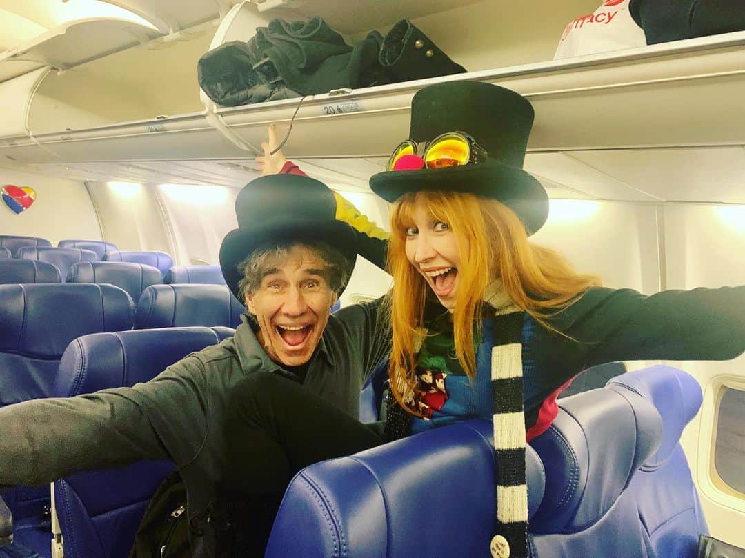 ボニー・モーガンのインスタグラム：「In the further Adventures of Bon and Dad we journey to the magical land of Sundance for skiing and festivities... WHO’S WITH US?!? ❄️😜☃️ @sundancefilmfestival2020 #adventuresofbonanddad #sundancefilmfestival #whoelseisgoing #epicandforglory #sundance2020 #shenanigans #skiingintophatsandtails #parkcity #bendybonnie」