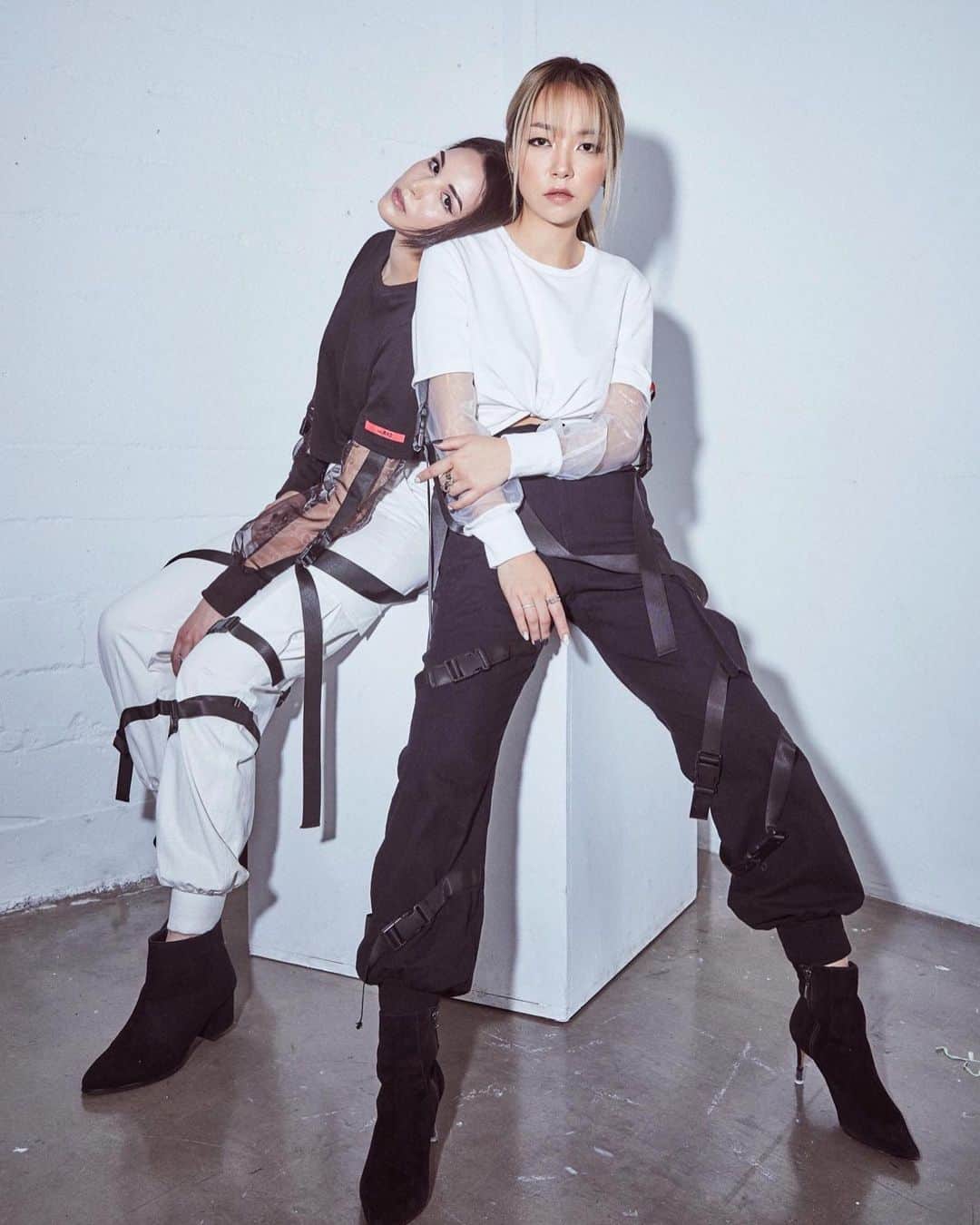 ジンジョー・リーのインスタグラム：「D-6 🖤🤍 Thank you all for supporting me with my new journey!! Please stay tune with me and go follow 🙏🏻✨💖@coderadbyjinjoo #CodeRAD」