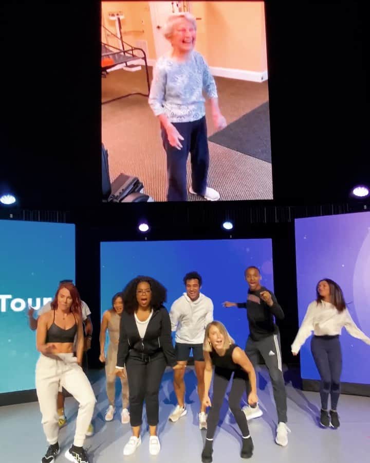 オプラ・ウィンフリーのインスタグラム：「I saw this video of 91-year-old Julia happily dancing after she returned from a hospital stay and told @juleshough we had to #DanceWithJulia when we got to Atlanta. So here we are dancing away with her @kinrgy crew during soundcheck. Hope y’all bring your dancing shoes tomorrow, ATL! 💃🏾💃🏼💃🏾💃🏼#Oprahs2020VisionTour @ww.now @goldenagehhc」