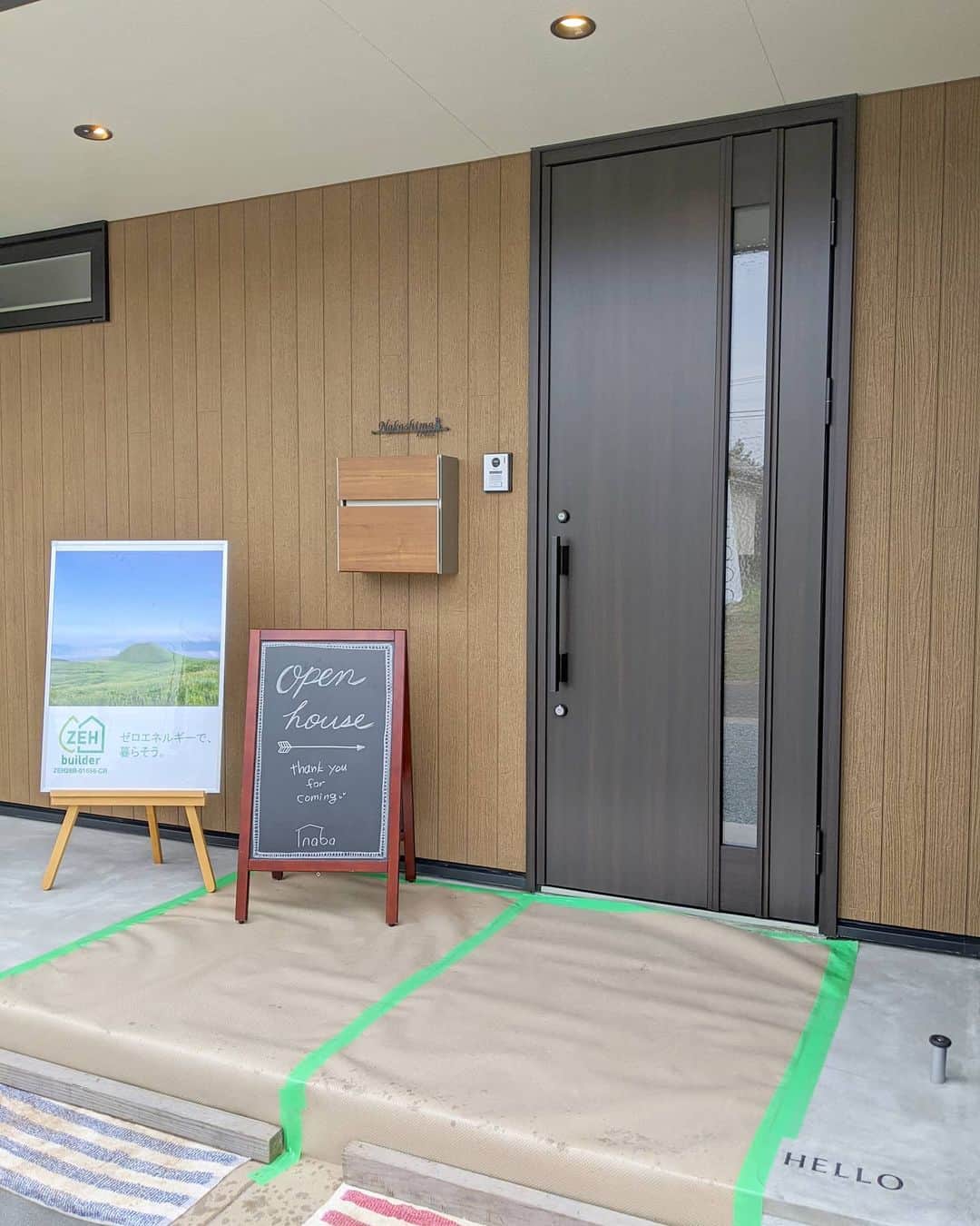 有限会社 稲葉製材住宅のインスタグラム：「あいにくの空模様ですが元気に開催中です⭐ 明日までやっていますのでお気軽にお立ち寄り下さい😊 豆あり〼  #完成見学会 #新築 #30坪の2階建て #鹿本町 #かっこいい家 #おしゃれな家 #リビング階段のある家 #小上がりのある家 #ランドリールームのある #木のキッチン #リビング #ナチュラル #自然素材 #家づくり #暮らしやすい家 #使いやすい家 #丁寧な家づくり #エコハウス #田舎暮らし #暮らし #インテリア #庭のある暮らし #新築 #リフォーム #リノベーション #工務店 #熊本 #玉名 #山鹿 #稲葉製材住宅 #イナバ」