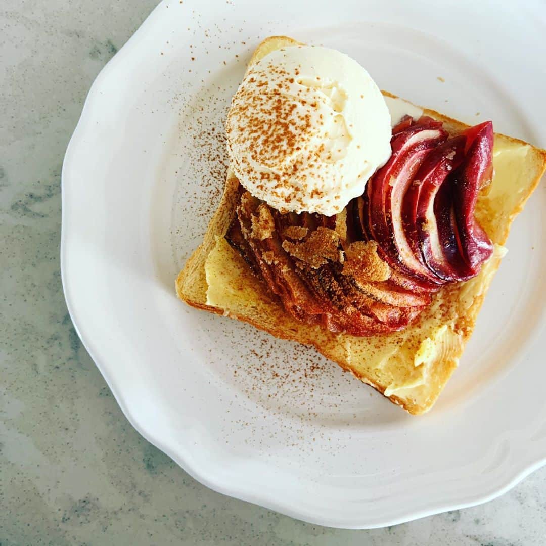 志摩有子さんのインスタグラム写真 - (志摩有子Instagram)「りんごがたくさんあるので　@likelikekitchen  で習ったベイクドアップルを作る。熱々のままトーストにバニラアイスとのせたら、アップルパイアラモードの趣に。土曜だからブランチ気分で。 皆さまもどうぞ素敵な週末を！ #ベイクドスライスアップル  #arikoの食卓小腹がすいたら」1月25日 10時50分 - ariko418