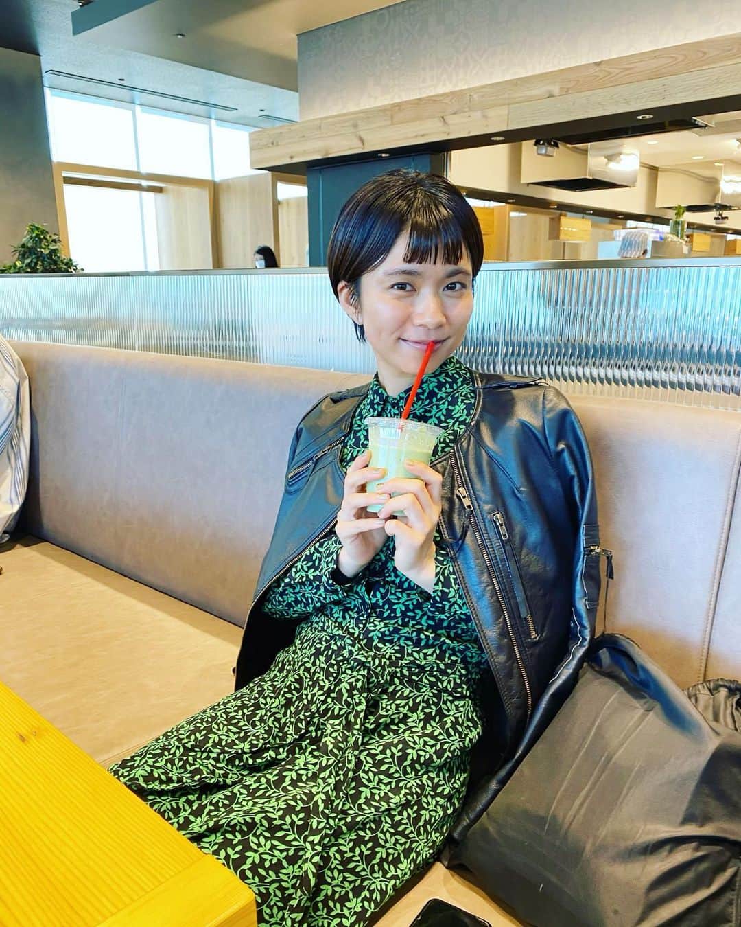 土岐麻子さんのインスタグラム写真 - (土岐麻子Instagram)「先日、Awesome City Clubのドラムのユキエちゃんに誘ってもらって、お昼に会いました。緑ガール🟢」1月25日 16時24分 - tokiasako