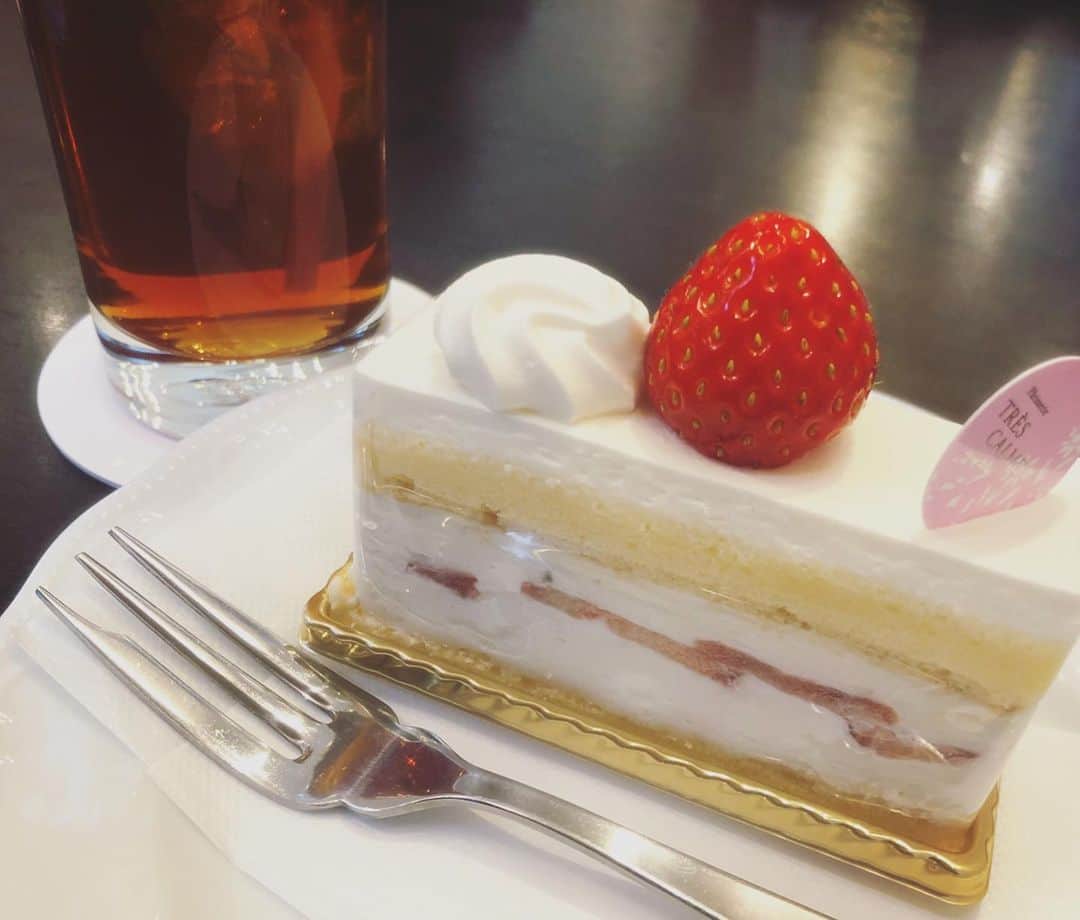 安めぐみさんのインスタグラム写真 - (安めぐみInstagram)「いちごのショートケーキ、 久しぶりに食べました🍰🍓 #スイーツ #ホッ #🍓」1月25日 16時27分 - yasu_megumi_official