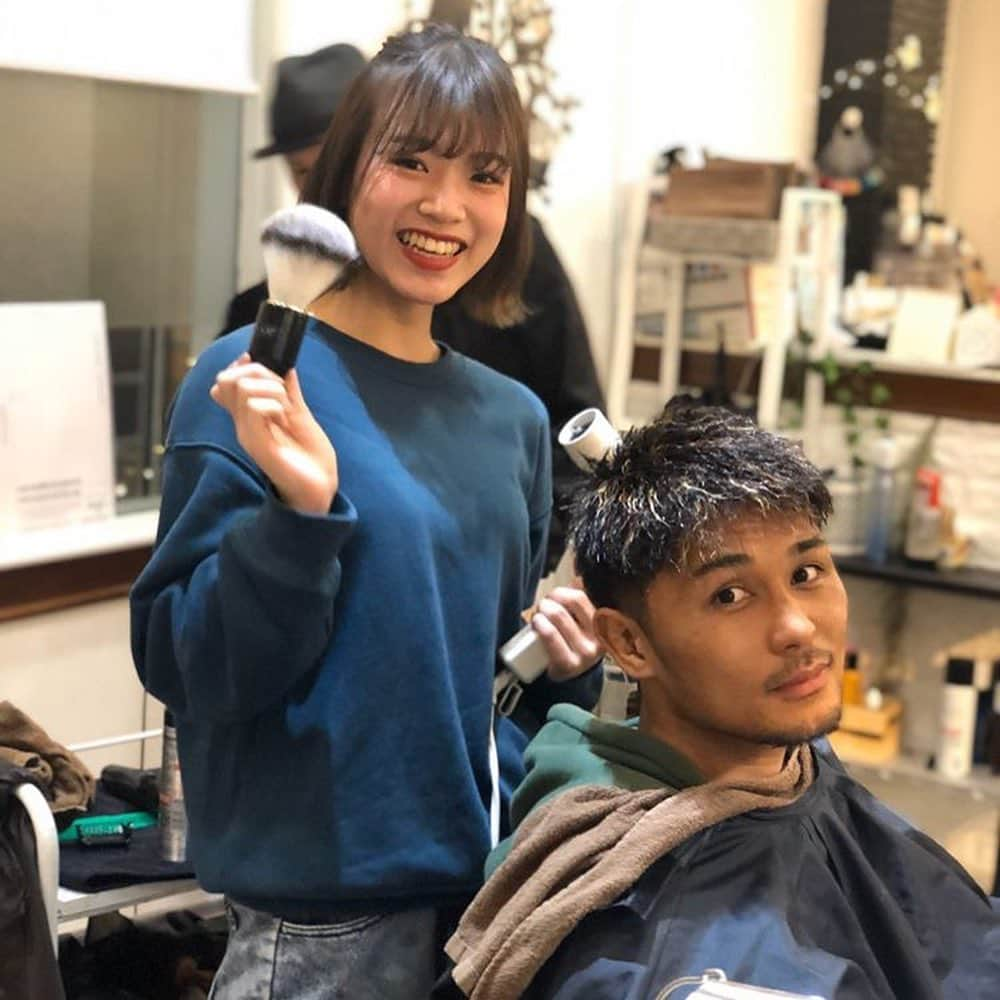 大沢文也さんのインスタグラム写真 - (大沢文也Instagram)「イメチェーーーン（＾ν＾） 黒髪ツイスト金メッシュ！ ここ1年で1番お気に入り😍👍 #イメチェン #ツイスト #ツイストパーマ #パーマ #黒髪 #金メッシュ #おしゃれ #おしゃれヘア #お気に入り」1月25日 16時28分 - fumifumi_k1