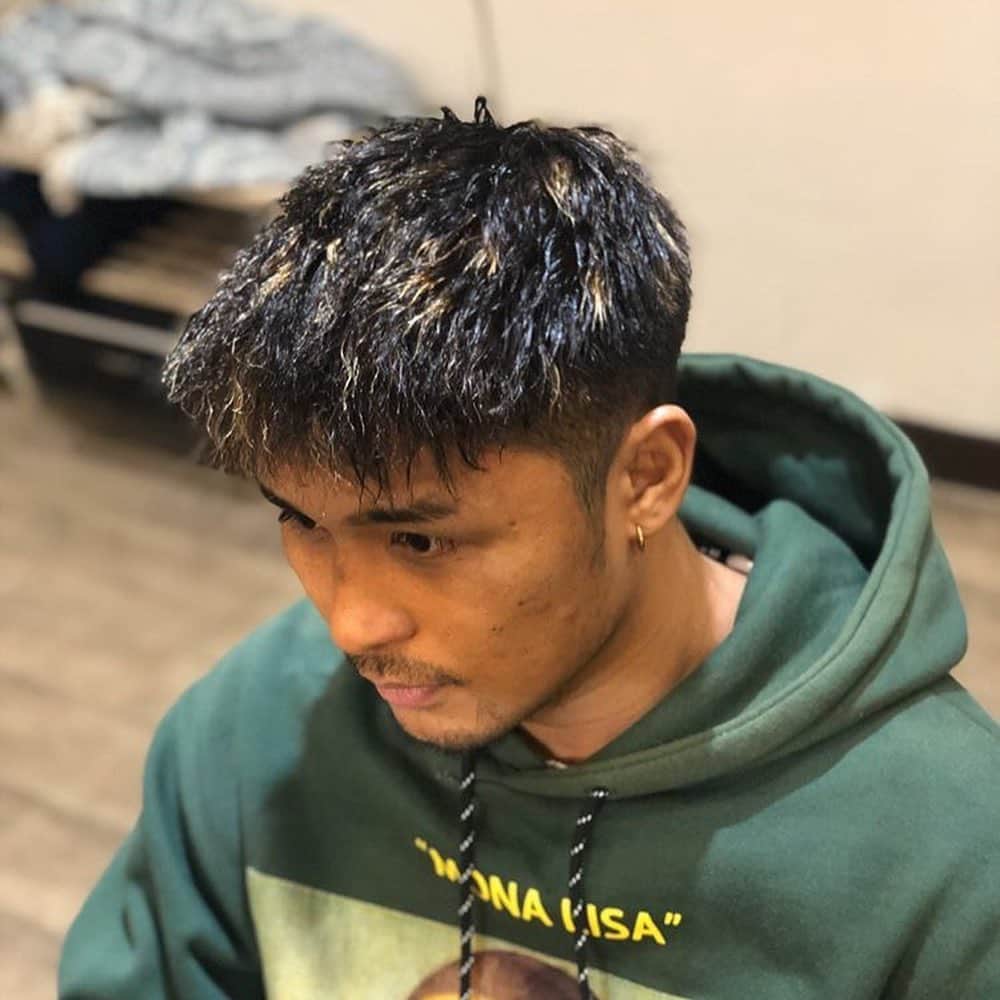 大沢文也のインスタグラム：「イメチェーーーン（＾ν＾） 黒髪ツイスト金メッシュ！ ここ1年で1番お気に入り😍👍 #イメチェン #ツイスト #ツイストパーマ #パーマ #黒髪 #金メッシュ #おしゃれ #おしゃれヘア #お気に入り」