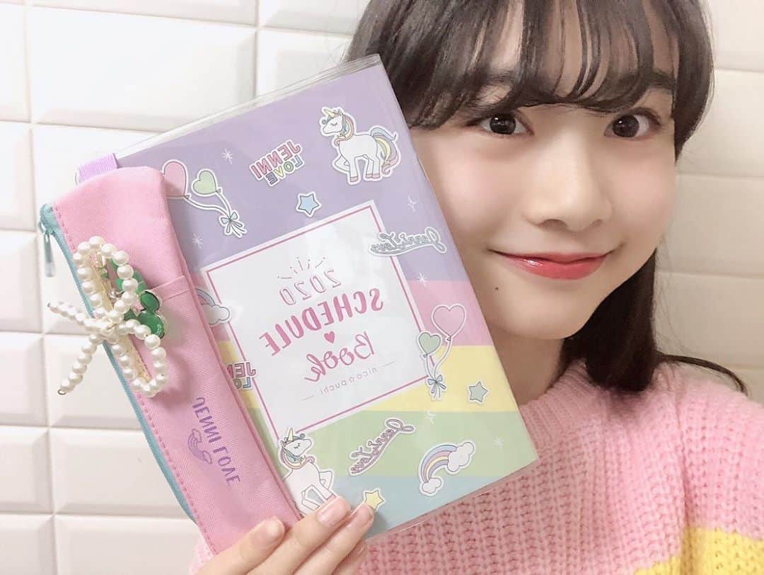 ニコ☆プチのインスタグラム：「💟 #プチモのふろくの使い方 💟﻿ ﻿ ﻿ ﻿ 20人目は、アキ！！！﻿ ﻿ 🎡アキより🎡﻿ 今月号の付録はjenni loveのスケジュール帳とミニペンポーチ⸜︎︎︎︎❤︎︎⸝‍ ﻿ どのページも可愛くて毎月の予定を書く時もワクワクしちゃうよ💓﻿ あきはお友達とのプリクラを貼ってみたよ︎︎︎☺︎﻿ かわいいし、プリクラも迷子にならなくてよき~😚﻿ ペンポーチの外ポケットにはペンやヘアピンを付けられるし中にはリップを入れたりしてます💄💕﻿ スケジュール帳とゴムで合わせられるのもすごく便利だよ♛( ˶˙ᵕ˙˶ )♛﻿ ﻿ みんなはどんな使い方してるのかな??﻿ ﻿ #ニコプチ　#ニコプチふろく　#アキ﻿ #プチモ　#ジェニィラブ　#スケジュール帳﻿ #ペンケース　#スケジュール帳の使い方﻿ #手帳タイム　#ニコプチふろくのある生活﻿ ﻿ ﻿」