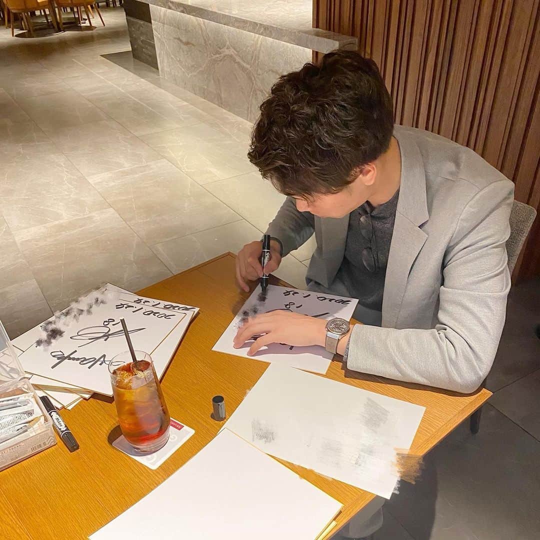 武田翔太のインスタグラム：「昨日は後援会パーティーでした😊 毎年恒例の新年会みたいな感じになって今年の抱負と現在のリハビリ状況などを報告させていただきました🔥 ありがとうございました😊 #後援会 #武田翔太 #新年会」