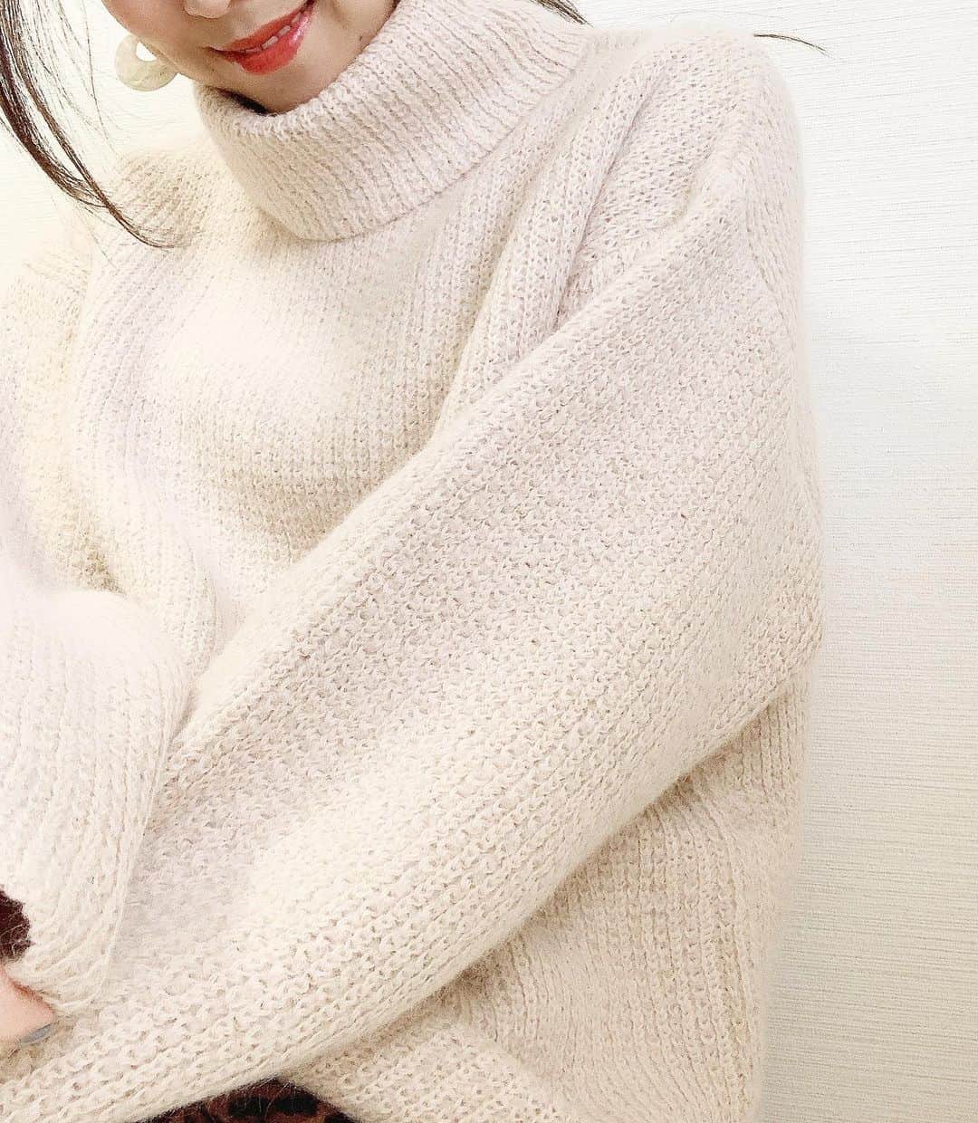 のインスタグラム：「最近のお気に入りニットさん。 @lagunamoon_com . こういう柔らかさ、男女問わず好きだよね？🥺 . #ニット#お気に入り#かわゆい#あったかい#冬コーデ #アラサーコーデ #アラサーファッション#knit#myfavorite#cute#warm#apparel#winter#beige#natural#beauty#fashion」