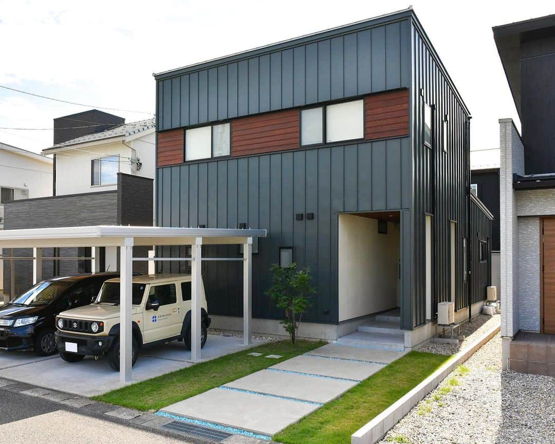 無垢 スタイルの注文住宅あめりか屋さんのインスタグラム写真 - (無垢 スタイルの注文住宅あめりか屋Instagram)「・﻿ #ブルックリンスタイル の #ブルックリンハウス はカッコいいおうちです👩﻿ ﻿ 人気の外壁の深緑の #ガルバリウム鋼板 の色は何度も相談して選びました～﻿ ﻿ 玄関も少しおくまってるとなんだかワクワクしますよね～  #ガルバ #ガルバリウムの外壁 #ガルバの家﻿ ﻿ -　-　-　-　-　-　-﻿ 他の施工事例⇒ @amerikayaarchitecture﻿ -　-　-　-　-　-　- ﻿ ﻿ #あめりか屋 は#カリフォルニアハウス や#サーファーズハウス のような#アメリカンハウス  から、#無垢材 をつかった#木の家 といった #かっこいい家 や#かわいい家 の#デザイン住宅 を建てています。 ﻿ ﻿ #新築 の#注文住宅 から大規模な #リノべーション 、#リフォーム 、ちょっとしたおうちの修繕までお任せください🏋️﻿ ﻿ 福井県 #敦賀 の事務所から車で60分以内の、#敦賀市 #美浜町 #若狭町 #小浜市 #長浜市 #高島市  が基本的な施工エリアです👯‍♂️﻿ ﻿ 昭和26年創業と長い歴史を持つ#工務店 で、高性能で適正な価格の#家づくり をしていますし、家を建てて売ることが仕事ではなく、お客様ご家族の #豊かな暮らし を支えることを仕事としてやってます😀﻿ ﻿ まずは資料請求からどうぞ～💬﻿ ﻿ DM、ホームページの資料請求ページ、お電話（TEL 0770-22-0577）にてお気軽にお問い合わせくださいね～📱﻿ ﻿ -　-　-　-　-　-　-﻿ 他の施工事例⇒ @amerikayaarchitecture﻿ -　-　-　-　-　-　- ﻿ ﻿ なお管理人は @hidekazu_shinohara という愉快な社長です（笑）一緒に #マイホーム計画 しましょう🎵」1月25日 11時12分 - amerikayaarchitecture