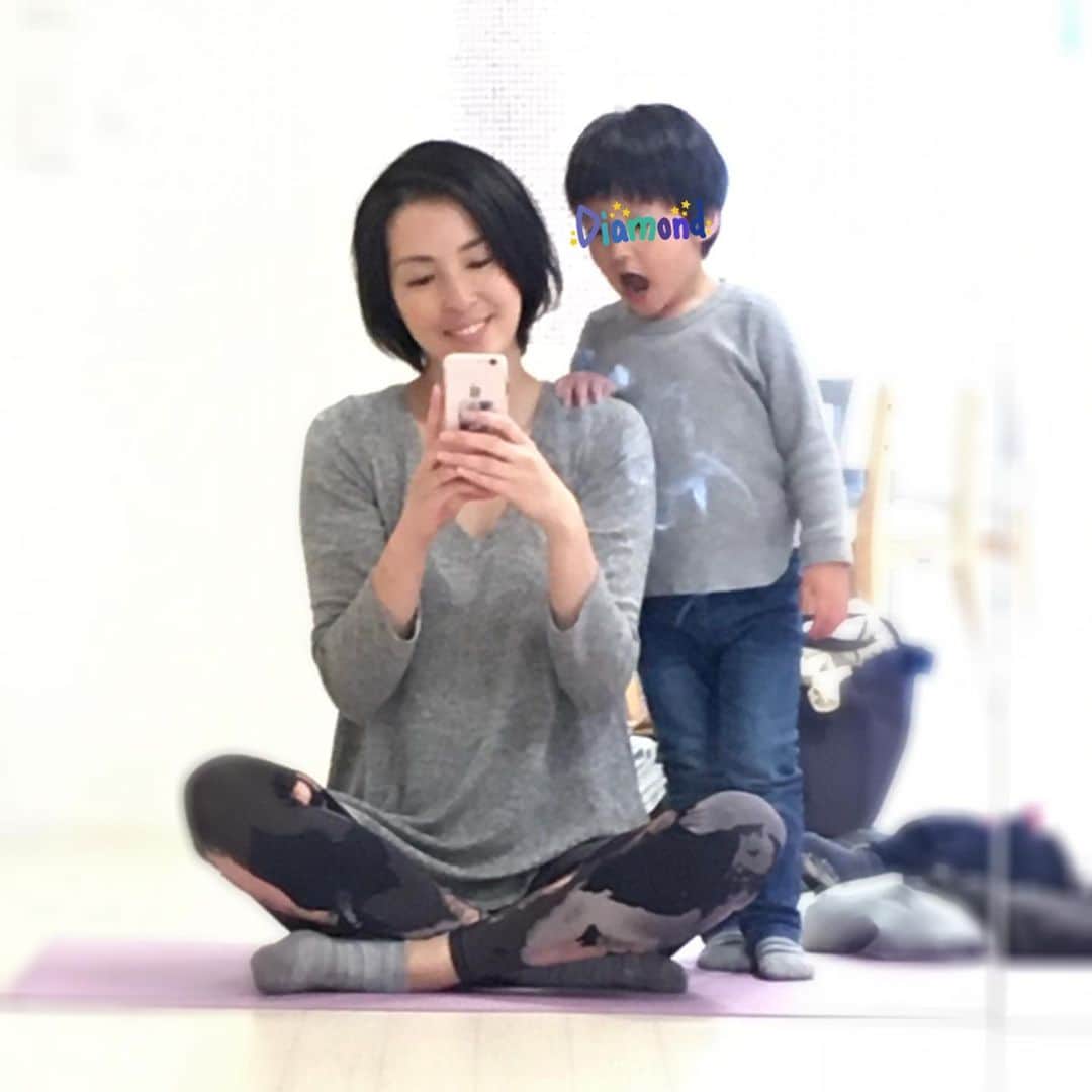 蒲生麻由のインスタグラム：「毎日怒涛の日々だけど、週に1度のピラティス﻿ が自分の身体と向き合う貴重な時間。﻿ (もちろん子連れですが)﻿ ﻿ 通いはじめて3ヶ月。﻿ ゆるゆるでどうやって力を入れたら良いのか﻿ 分からない程消え去っていた腹筋や骨盤底筋も﻿ 感覚がもどってきて、﻿ 少しづつ身体も使えるようになってきた❣️﻿ もうすぐ産後半年になるので、﻿ もう少し運動も増やして﻿ バッチリ引き締めにかかるかな😎﻿ ﻿ #mamalife #毎日怒涛の日々 #抱っこのしすぎで﻿  #常にギックリ腰寸前 ﻿ #ピラティスレッスン #産後ピラティス ﻿ #子連れピラティス #貴重な自分時間 ﻿ #戻ってきた腹筋  #もうすぐ産後6ヶ月」