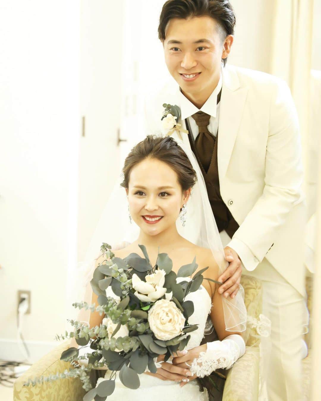 ホテルモントレ ラ・スール大阪ウエディングのインスタグラム：「@lasoeurosaka_wedding 美容室でも、お支度後ワンショット♡ . . . #モントレ花嫁 #ホテルモントレラスール大阪  #モントレウェディング #モントレ #モントレラスール大阪 . . #dressy花嫁  #marry花嫁  #プレ花嫁 #卒花嫁 #全国の花嫁さんと繋がりたい  #weddingdress #takamibridal  #wedding #結婚式 #ホテル婚 #ブライダルフェア」