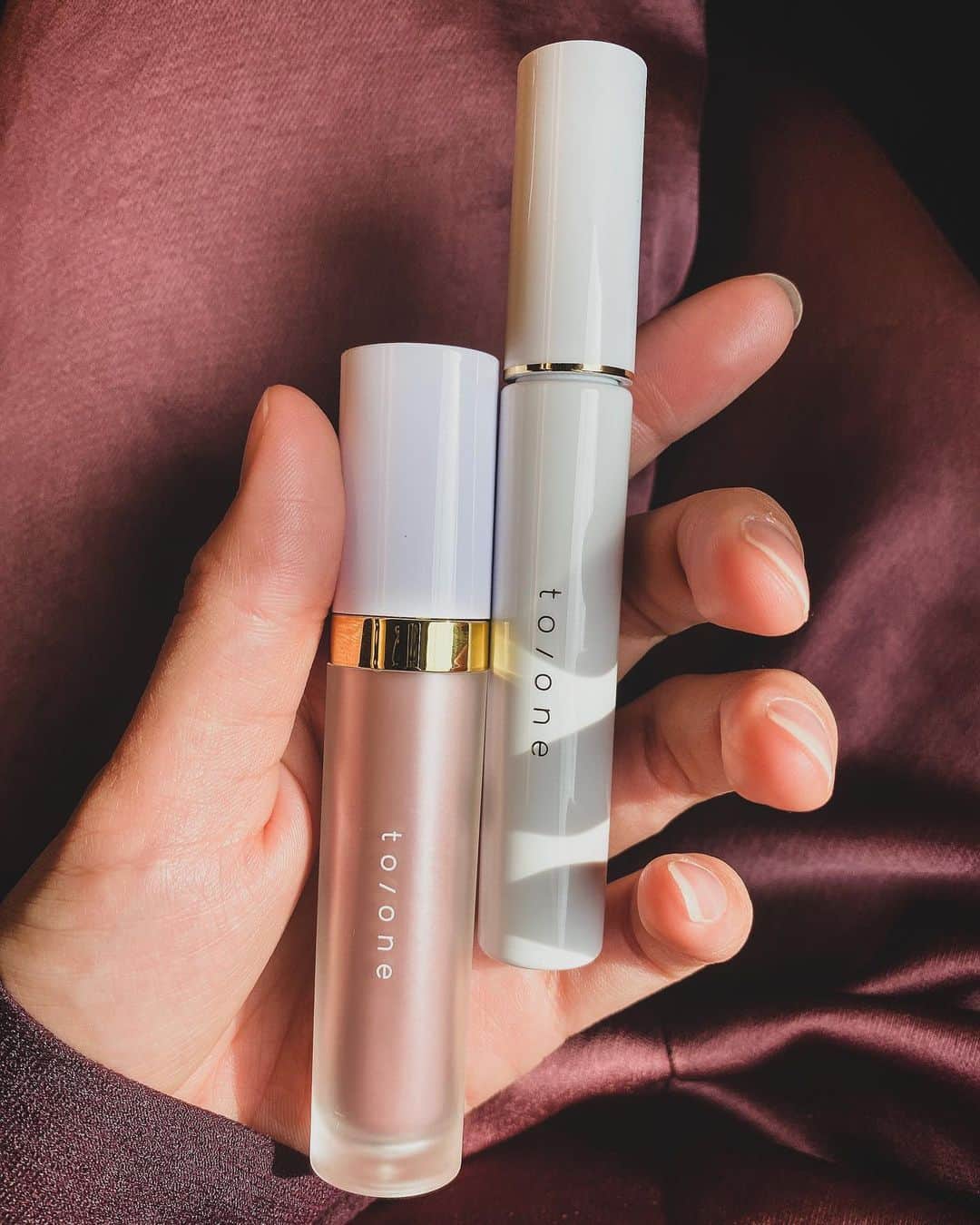 のインスタグラム：「春に向けて買った、おにゅーコスメ。  最近、メイクの差し色にパープルやピンクを 足すのにハマってて、今の気分にぴったりな絶妙カラーを見つけた💓  @toonecosmetics 2020S/Sの新作、 ✔︎ペタル リキッド アイシャドウ　08番 ✔︎ トーン ロング ラッシュ マスカラ　05番  めちゃ可愛い色で、お気に入り🥺 1/22〜メイクアップキッチンで先行発売、1/31〜全国発売  みたいです！ 5000円以上だと、ノベルティでto/oneオリジナルパスポートケースも貰えましたよ🥺❤️ #toone #トーン」