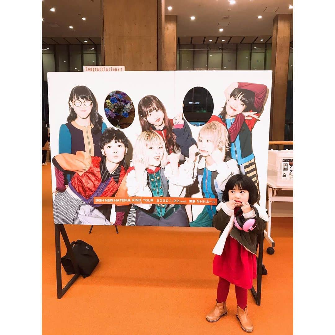 のインスタグラム：「BiSHのNHKホール セミファイナルへ行きました！ 最初から最後までパワフルで、一人一人の個性が際立ったパフォーマンスが圧巻！でした👏✨ チッチちゃんの伸びやかで透明感のある歌声とアイナちゃんの一度聴いたら忘れられないエモーショナルな歌声にギュッと胸をつかまれました～🥺 ハシヤスメさんおもしろかったです😂 チッチちゃんお誘いどうもありがとう！ #bish #newhatefulkindtour  #ここの前で写真撮ってー #このおねえさんおもしろいねと突然 #モモコグミカンパニー ちゃんの真似をした娘🧒🏻」